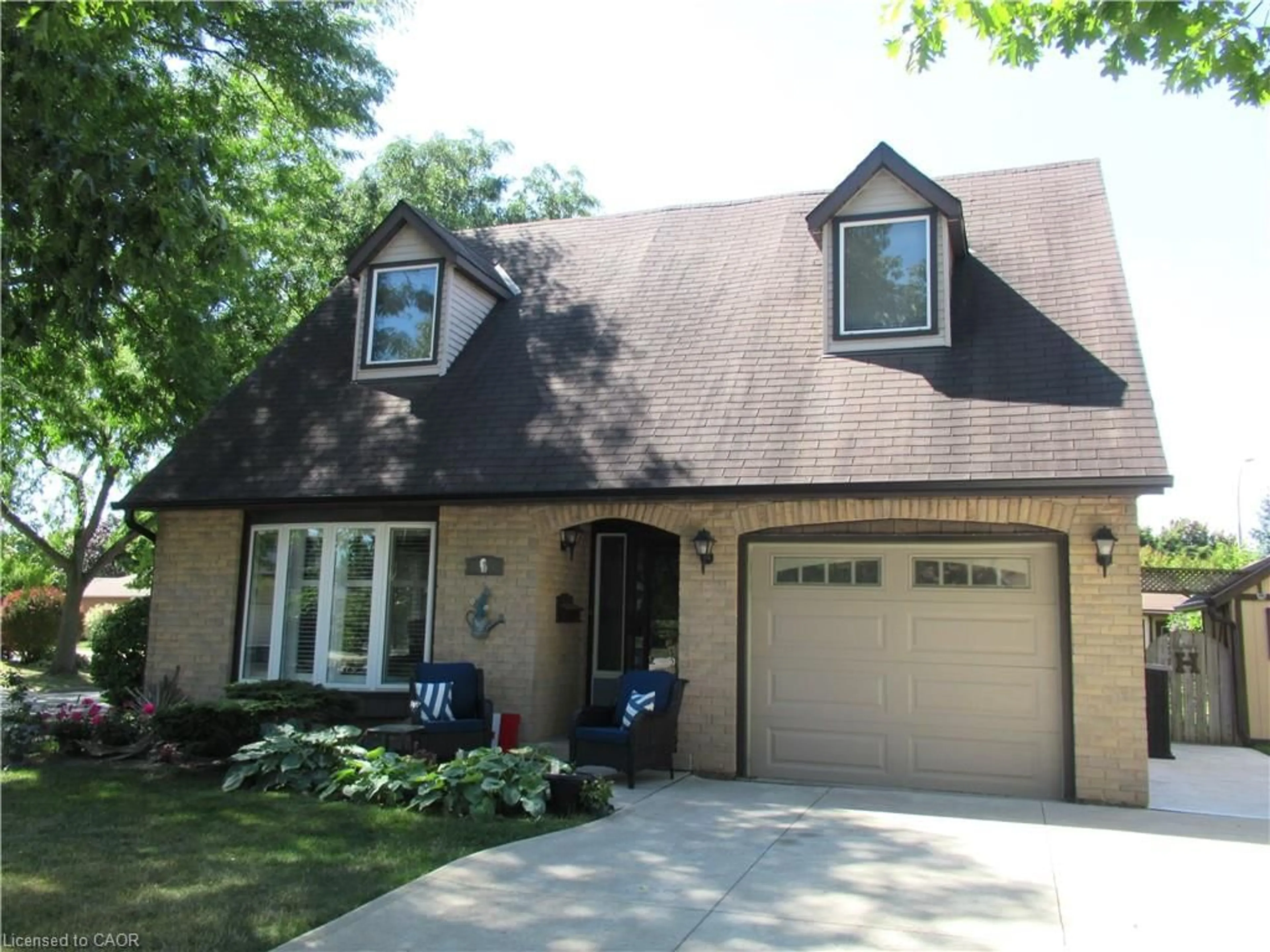 Home with vinyl exterior material, street for 1 Agawam Crt, Stoney Creek Ontario L8J 1Z7