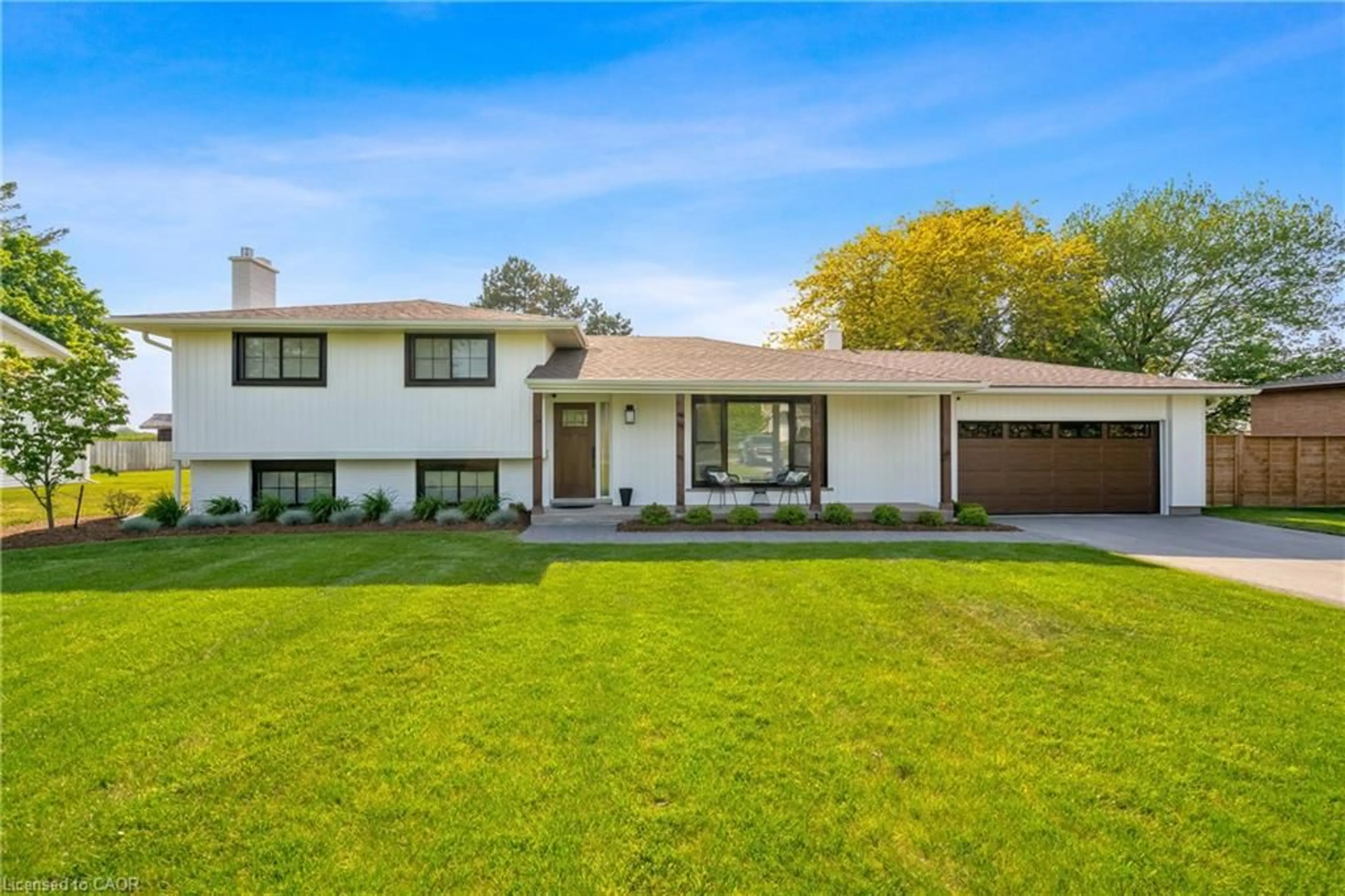 Home with vinyl exterior material, street for 1892 Concession 4 Road, Niagara-on-the-Lake Ontario L0S 1J0