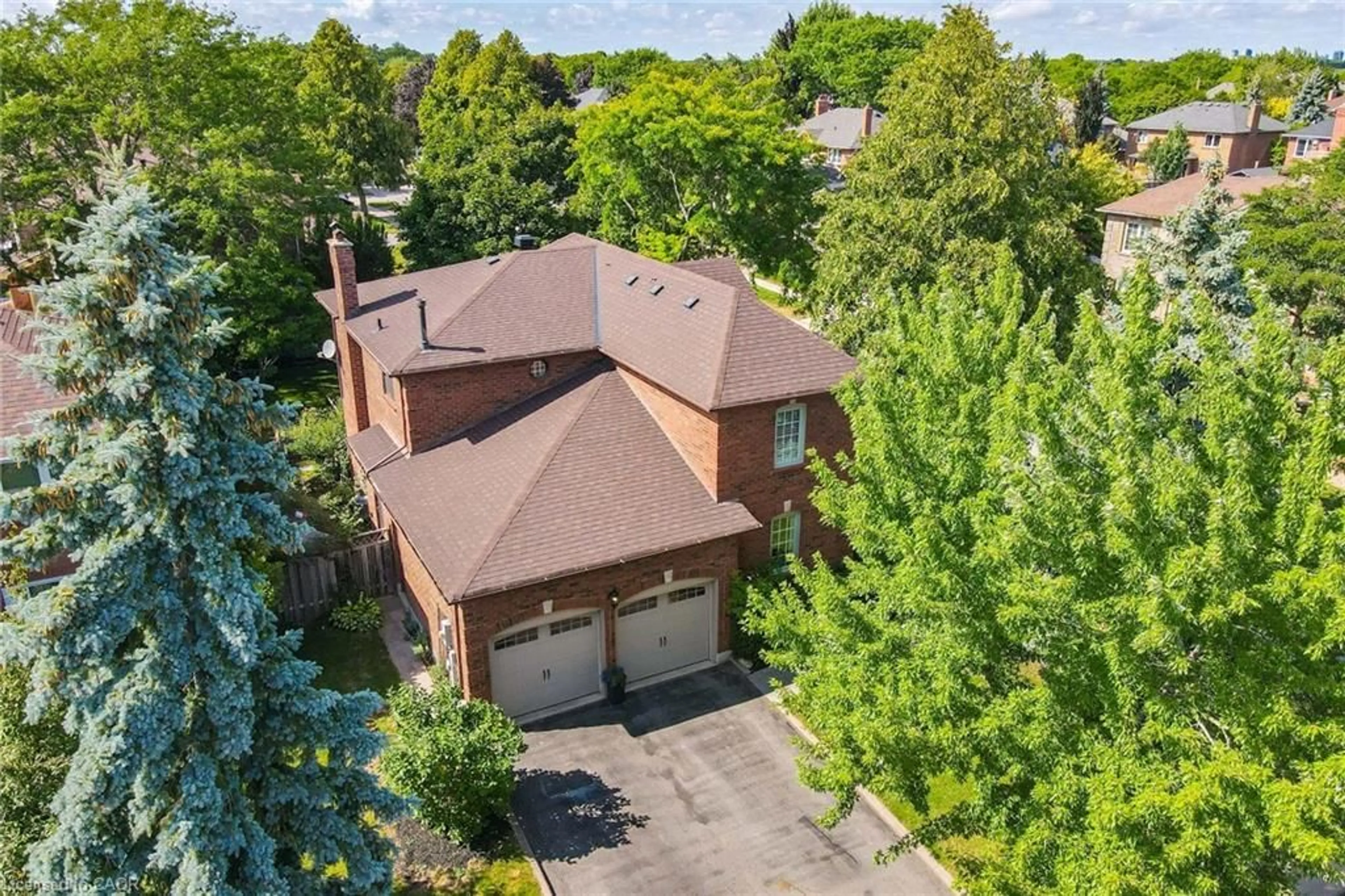 A pic from outside/outdoor area/front of a property/back of a property/a pic from drone, street for 1436 Sprucewood Terr, Oakville Ontario L6M 2P9