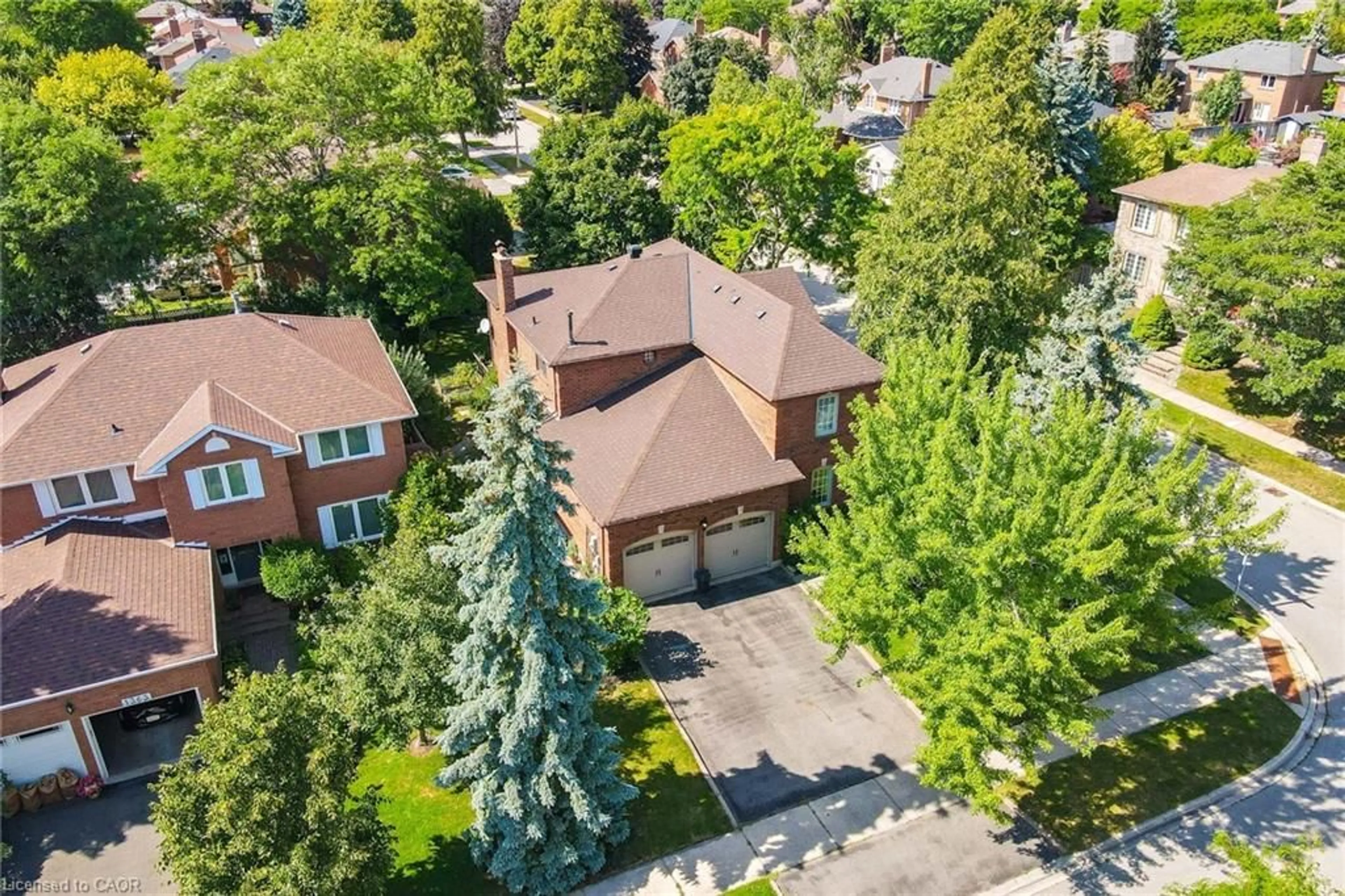 A pic from outside/outdoor area/front of a property/back of a property/a pic from drone, street for 1436 Sprucewood Terr, Oakville Ontario L6M 2P9