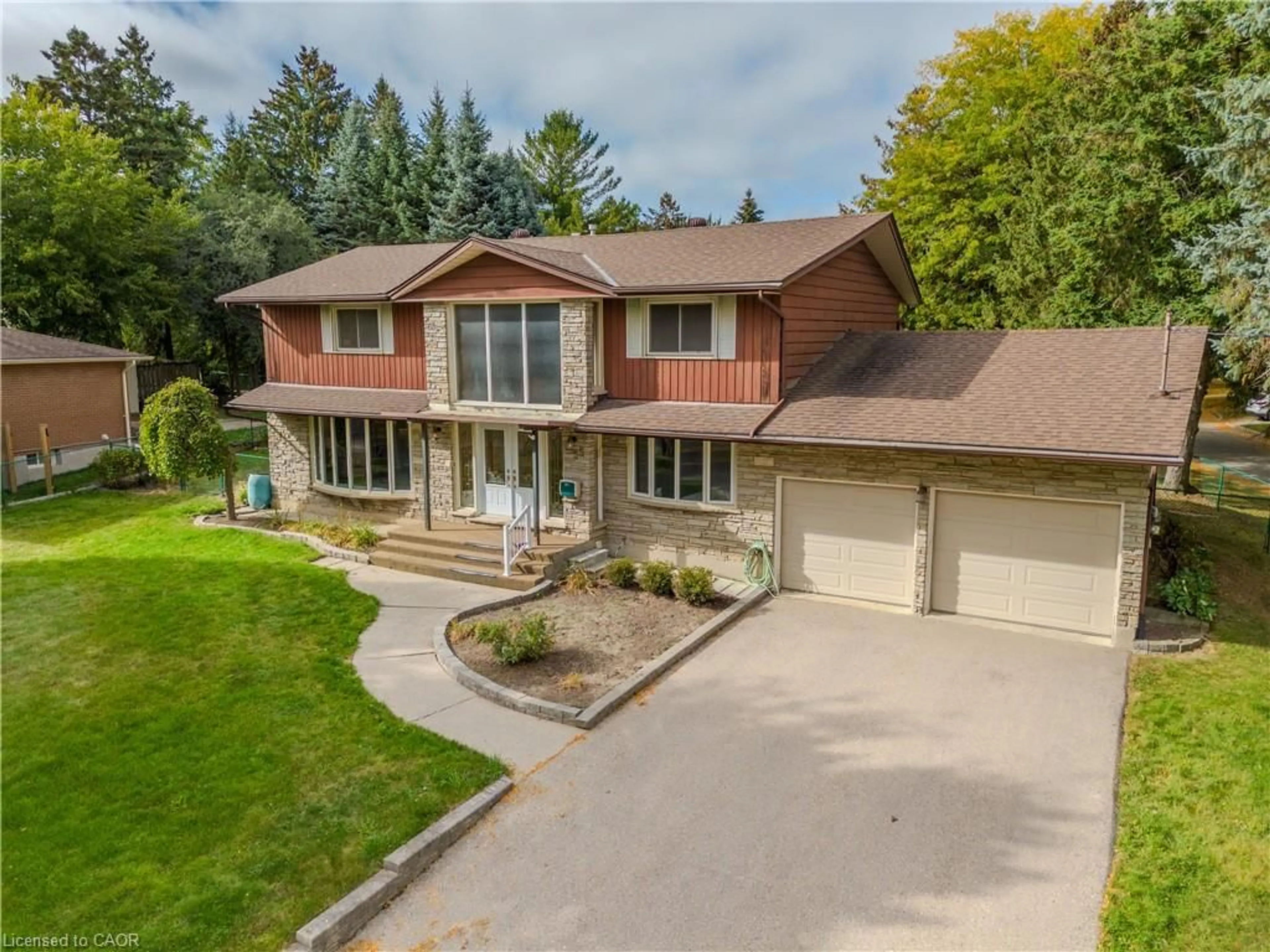 A pic from outside/outdoor area/front of a property/back of a property/a pic from drone, street for 55 Amos Ave, Waterloo Ontario N2L 2W6