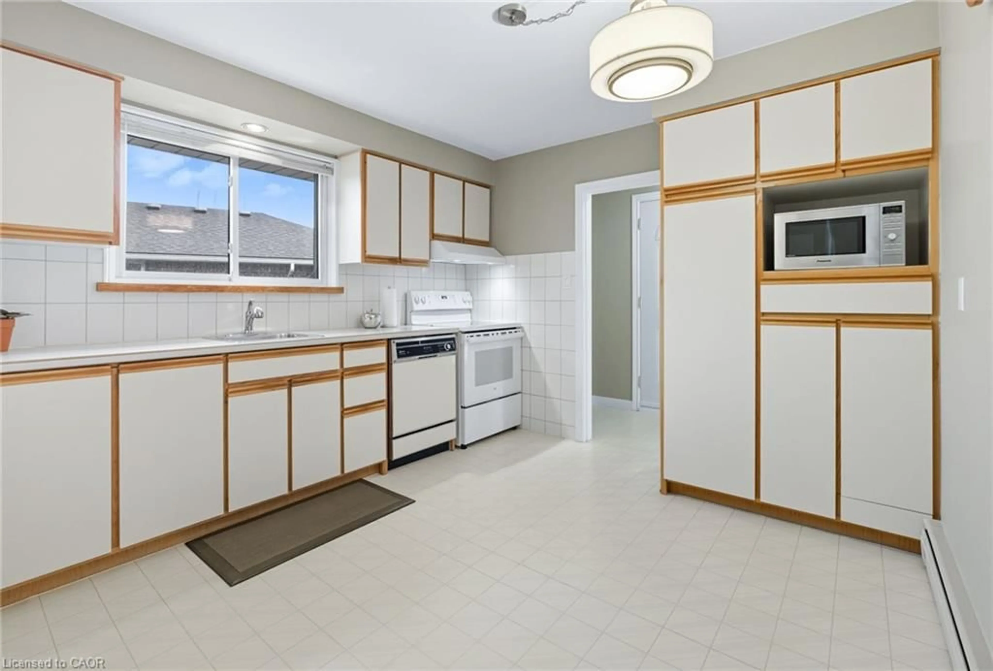 Standard kitchen, ceramic/tile floor for 142 Fernwood Cres, Hamilton Ontario L8T 3L4