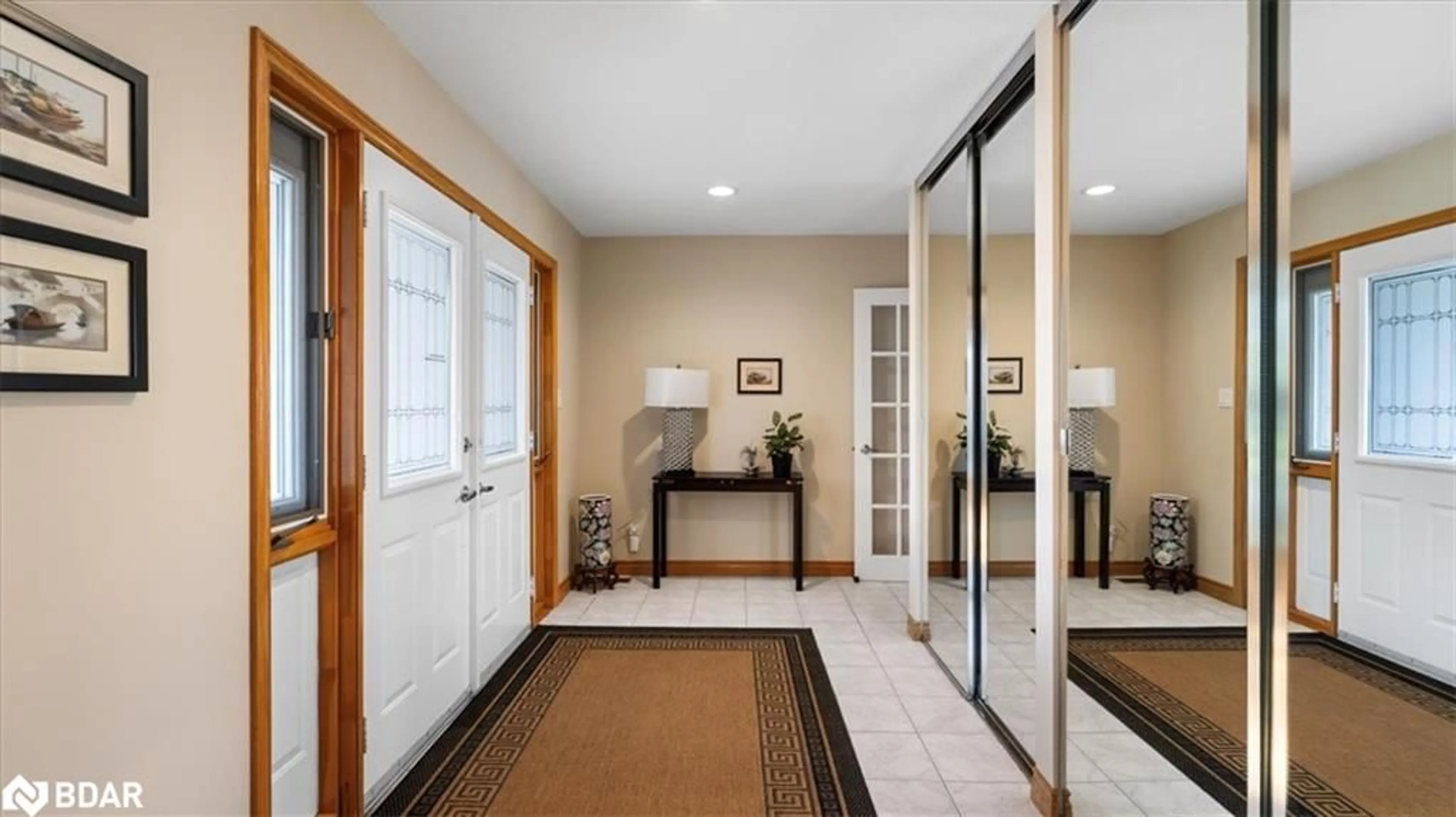 Indoor entryway for 26 Bridlewood Lane, Trenton Ontario K8V 6N4