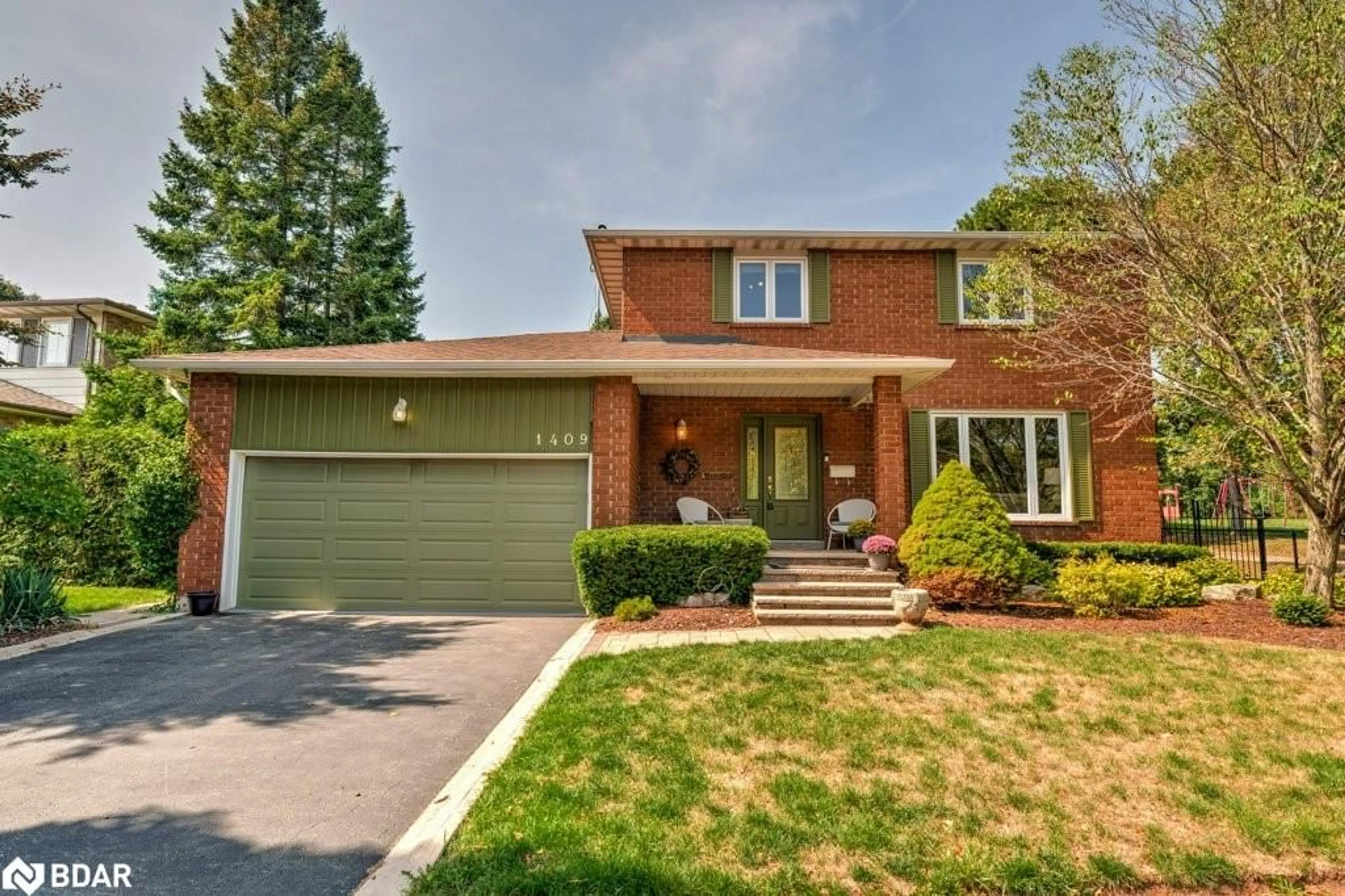 Home with brick exterior material, street for 1409 Grand Blvd, Oakville Ontario L6H 3E3
