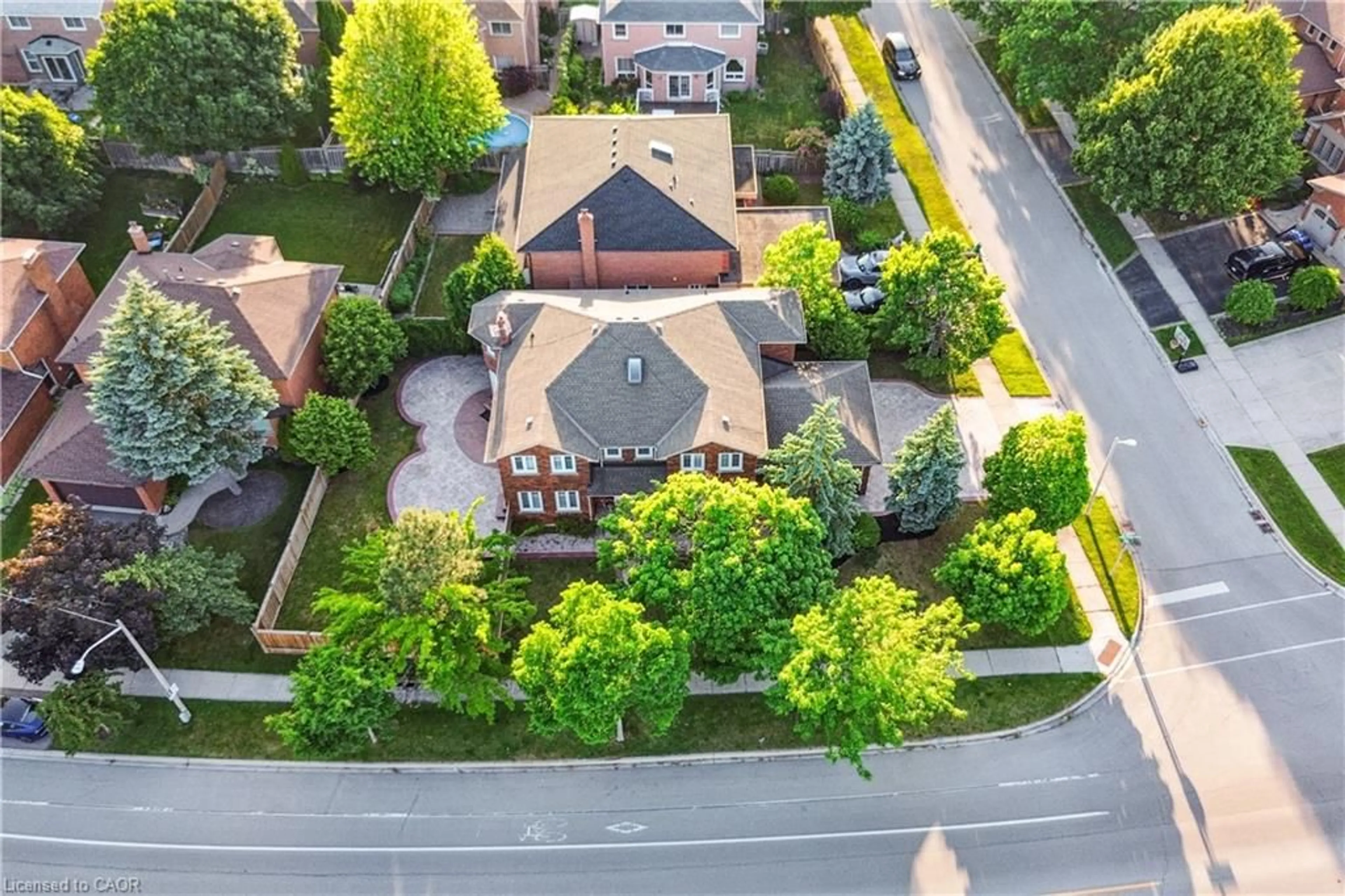 A pic from outside/outdoor area/front of a property/back of a property/a pic from drone, street for 2814 Guilford Cres, Oakville Ontario L6J 6Z5