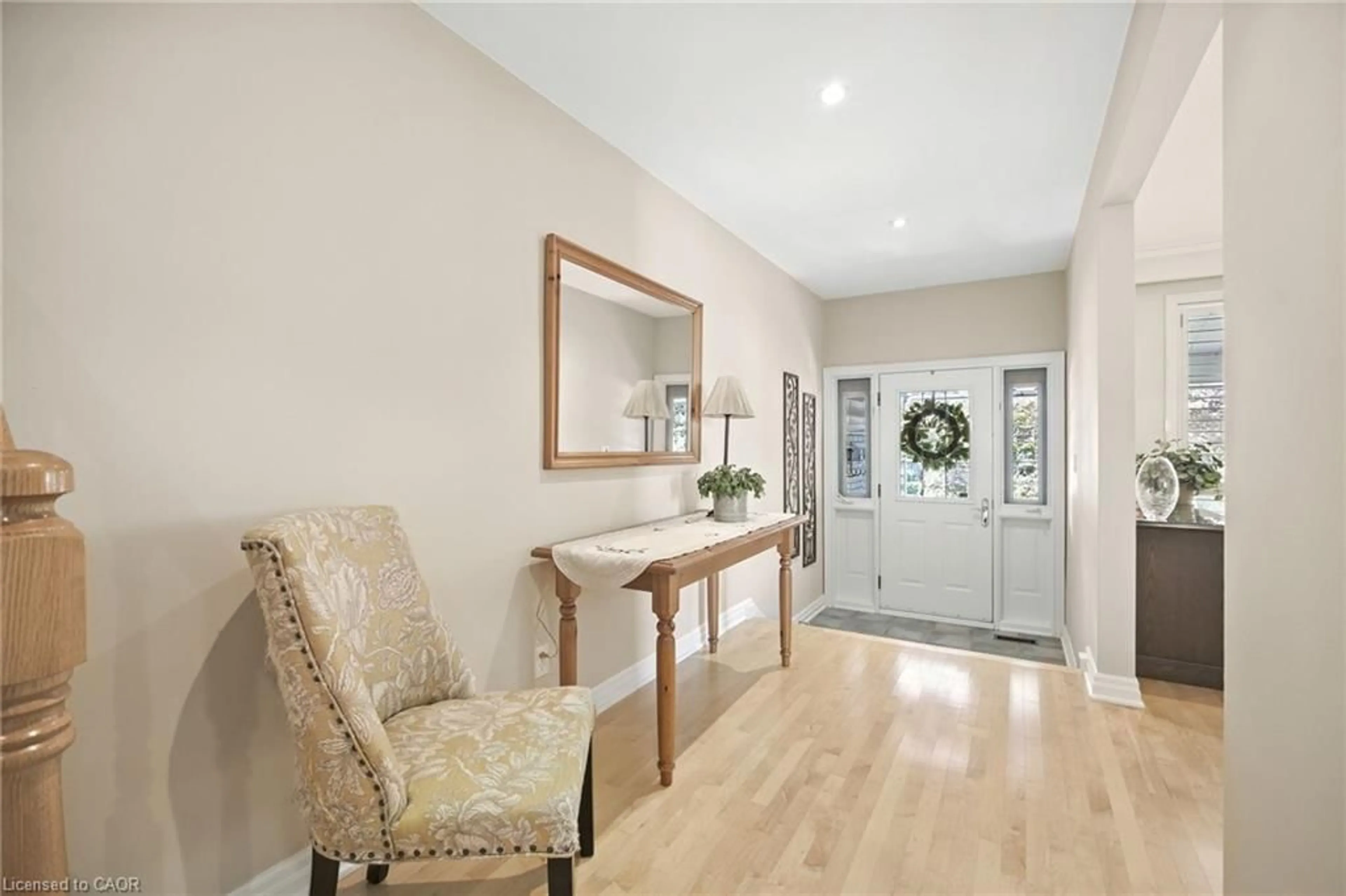 Indoor entryway for 511 Limerick Rd, Burlington Ontario L7L 2K5