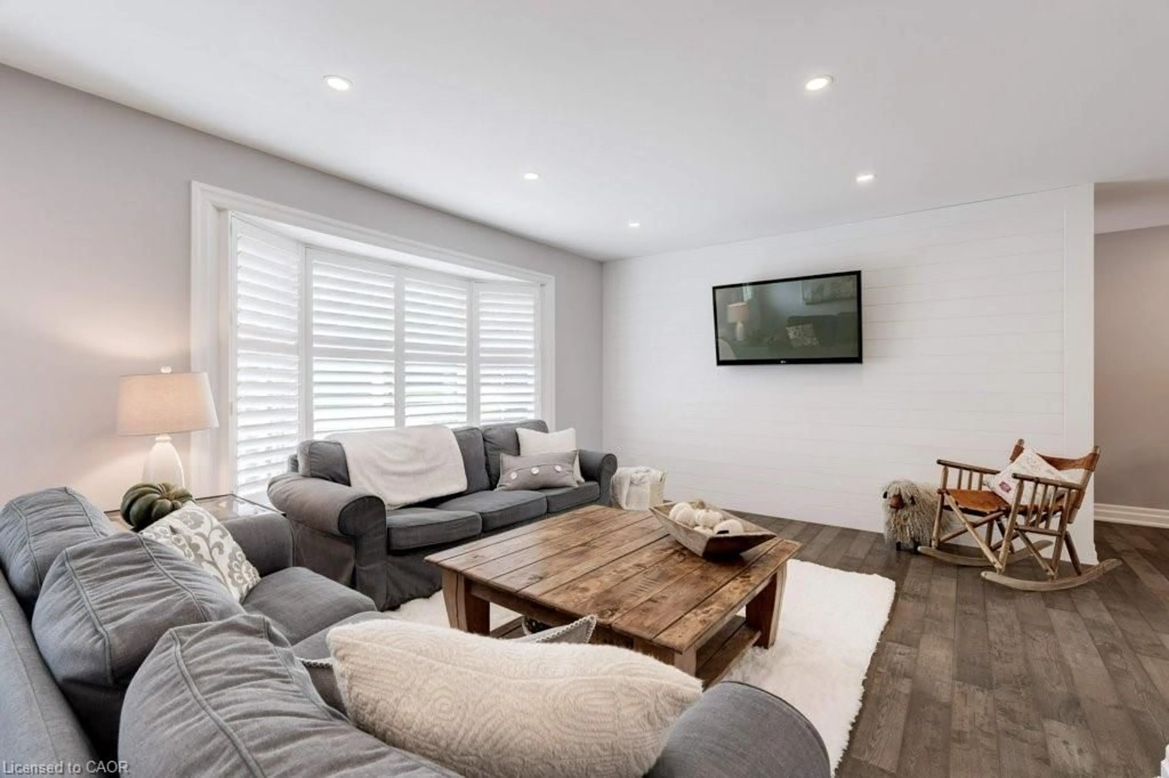 Living room with furniture, unknown for 29 Brian Blvd, Hamilton Ontario L8B 0C7