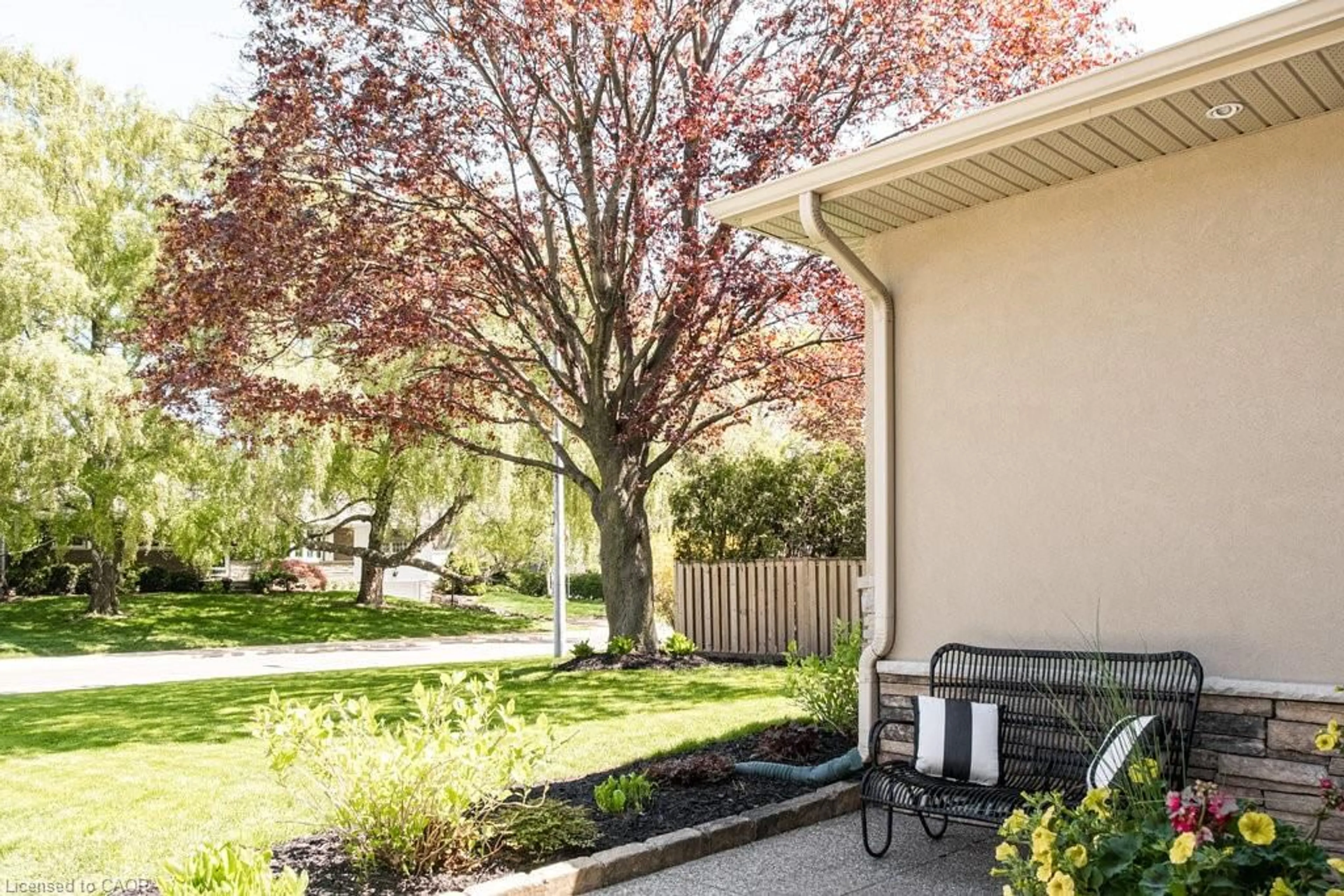 Patio, street for 330 Strathcona Dr, Burlington Ontario L7L 2E3