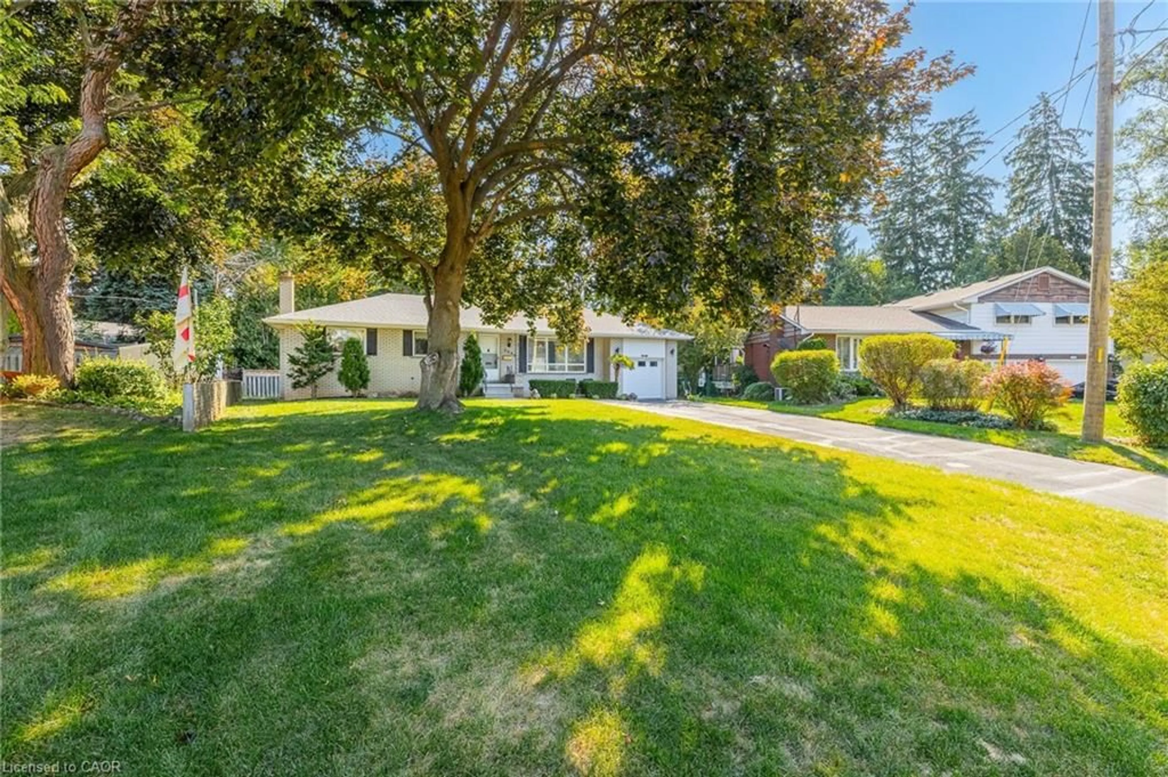 A pic from outside/outdoor area/front of a property/back of a property/a pic from drone, street for 3046 Briarwood Cres, Burlington Ontario L7N 2K1
