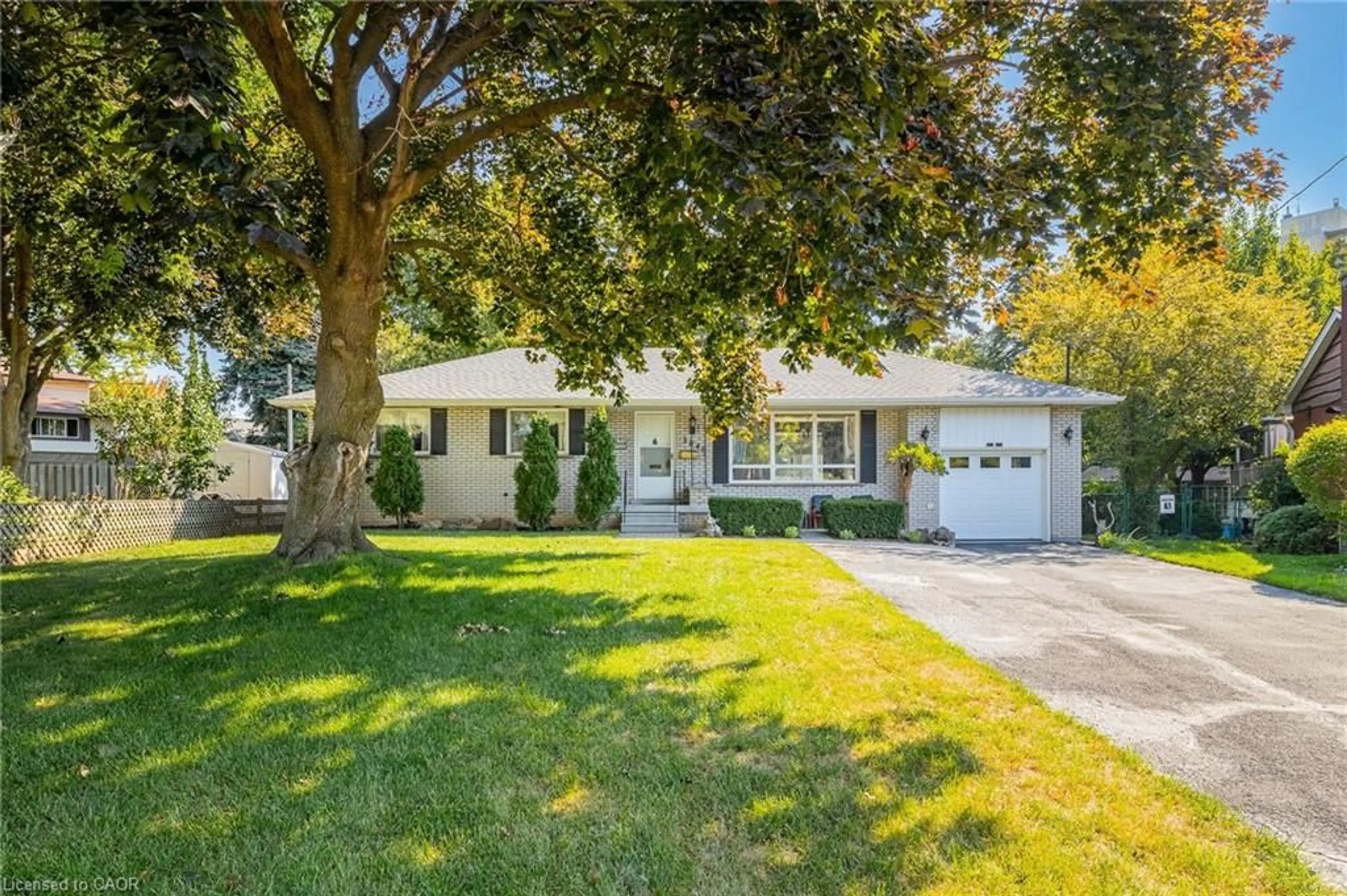 Home with vinyl exterior material, street for 3046 Briarwood Cres, Burlington Ontario L7N 2K1