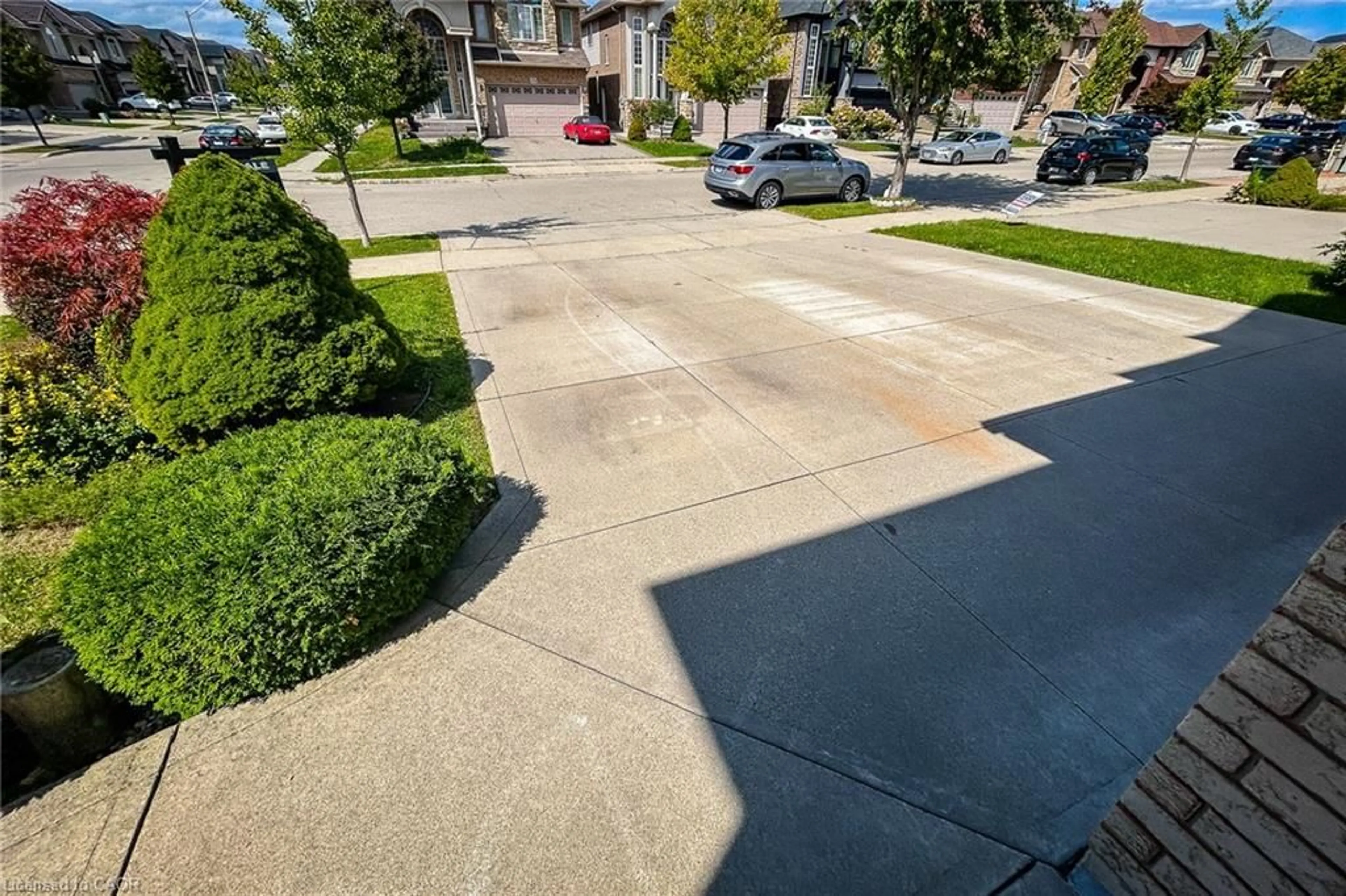 A pic from outside/outdoor area/front of a property/back of a property/a pic from drone, street for 172 Lorenzo Dr, Hamilton Ontario L9A 0A2