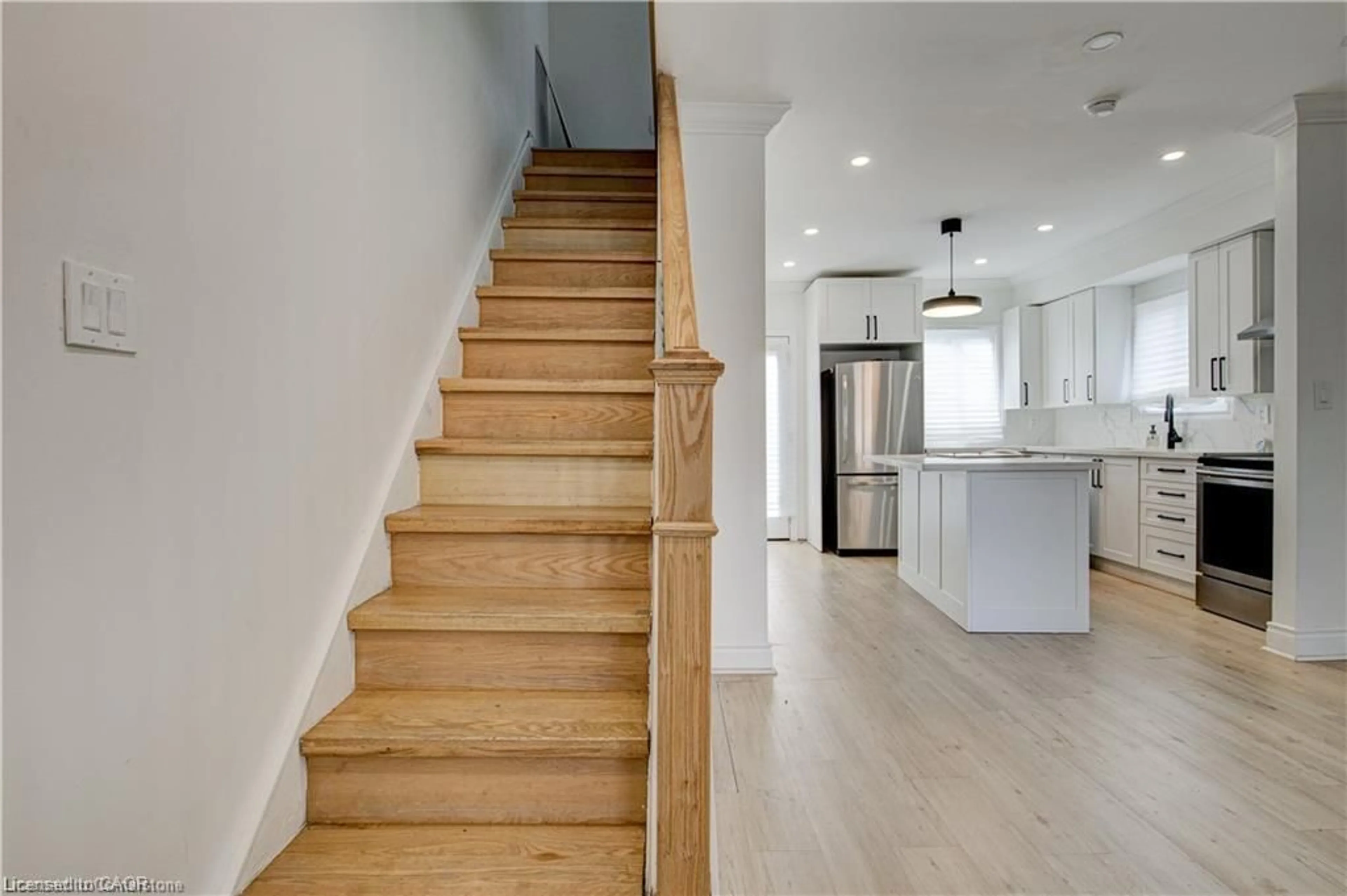 Stairs for 104 Avondale St, Hamilton Ontario L8L 7B8