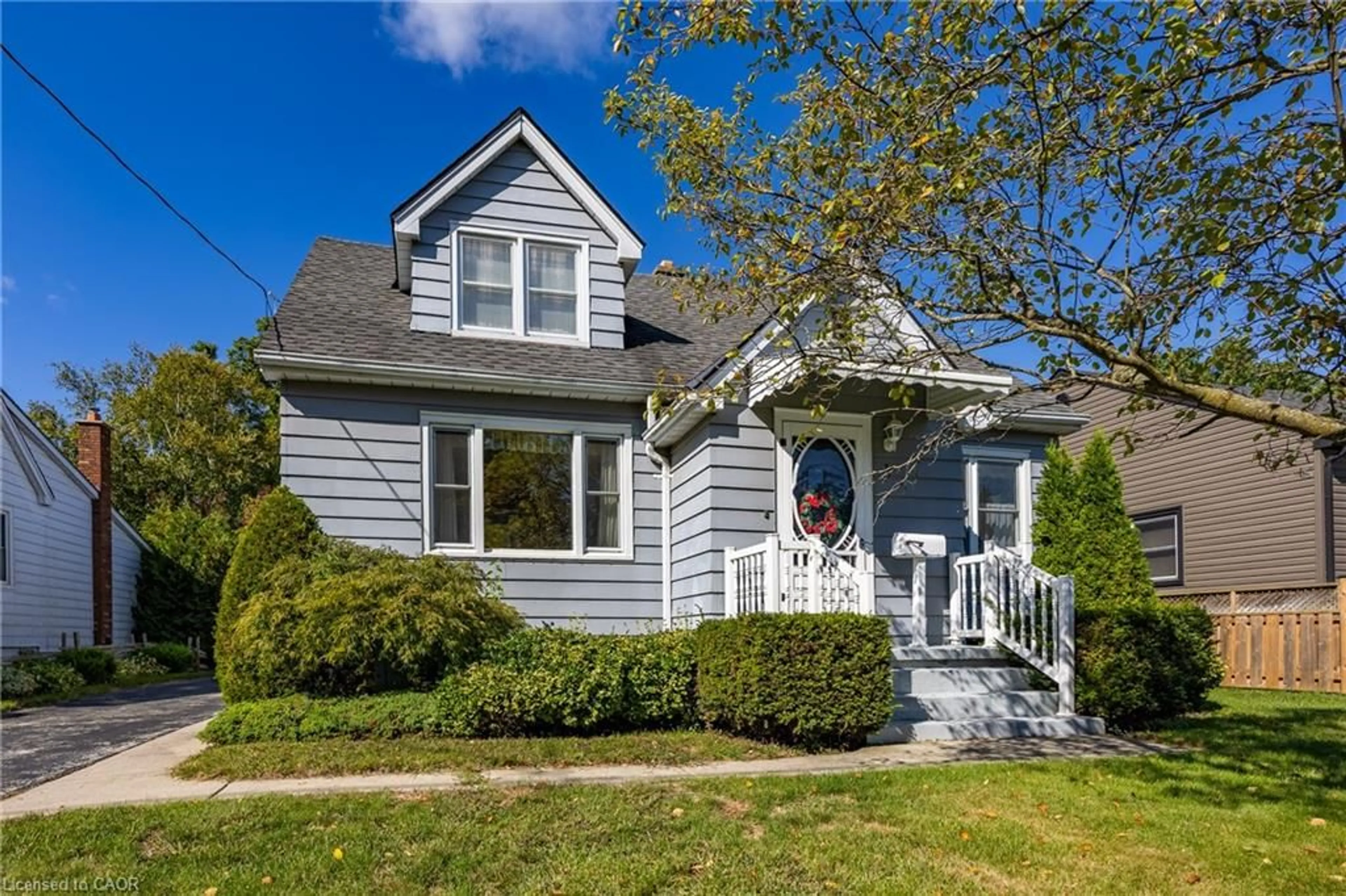 Home with vinyl exterior material, street for 26 Lee Ave, Simcoe Ontario N3Y 3K2