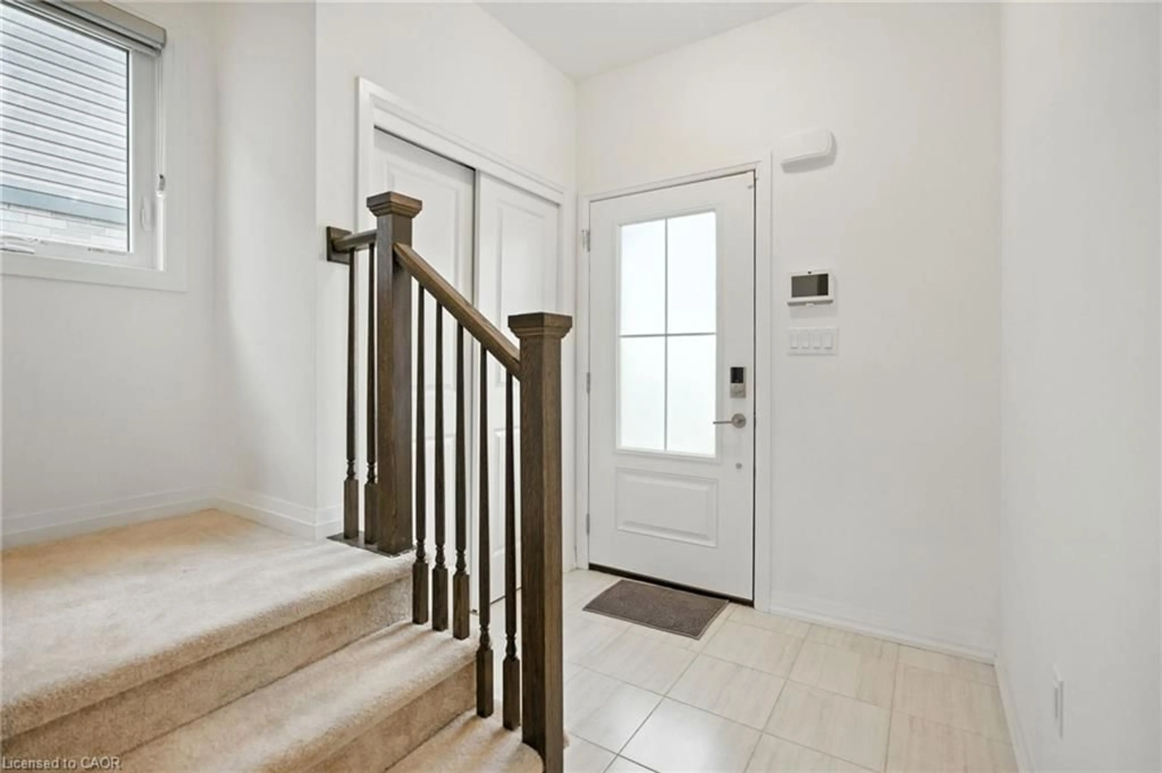Indoor entryway for 25 Saffron Way Way, Fonthill Ontario L0S 1E1