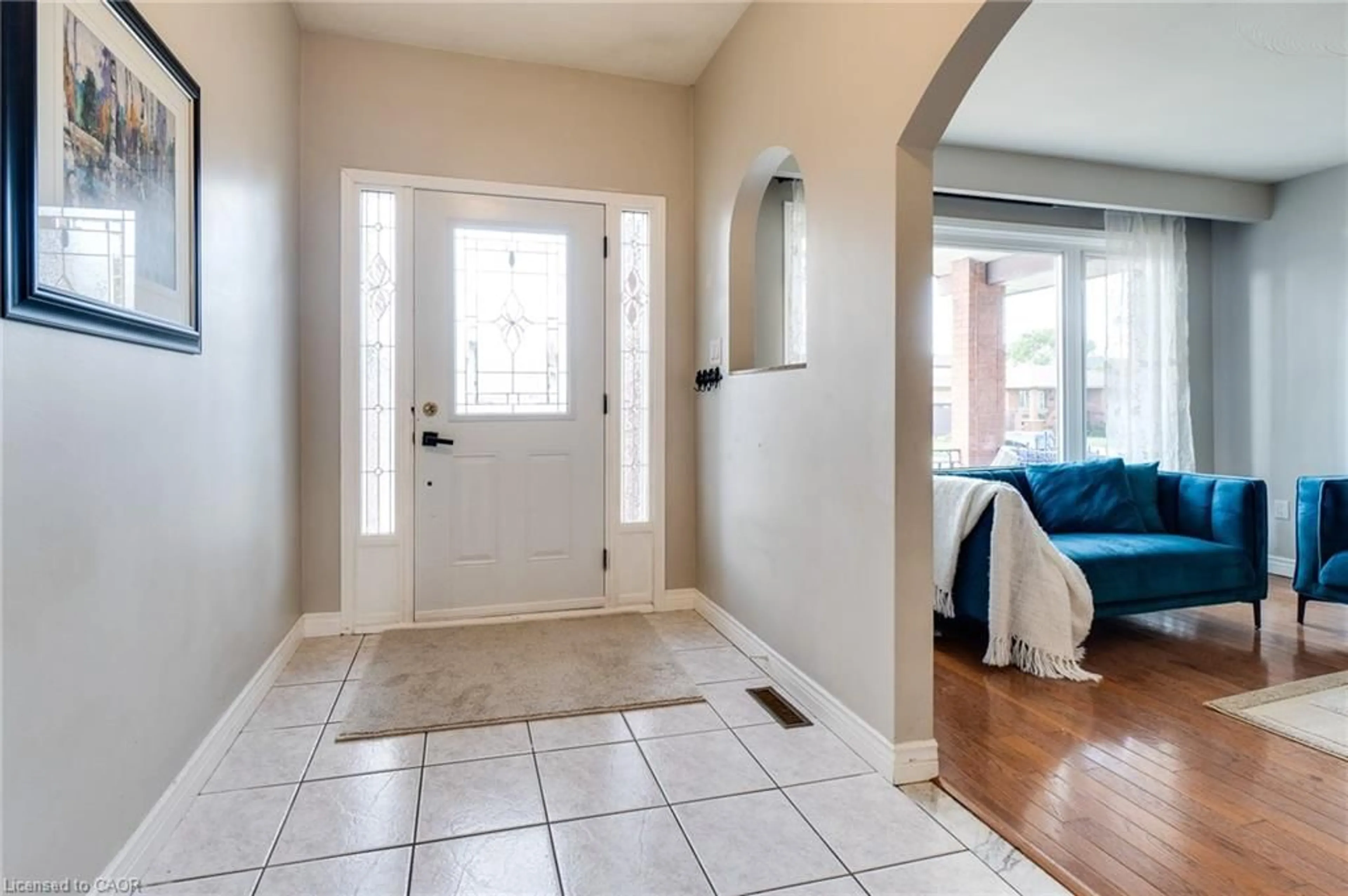 Indoor entryway for 18 Pavarotti Crt, Hamilton Ontario L8G 4P8