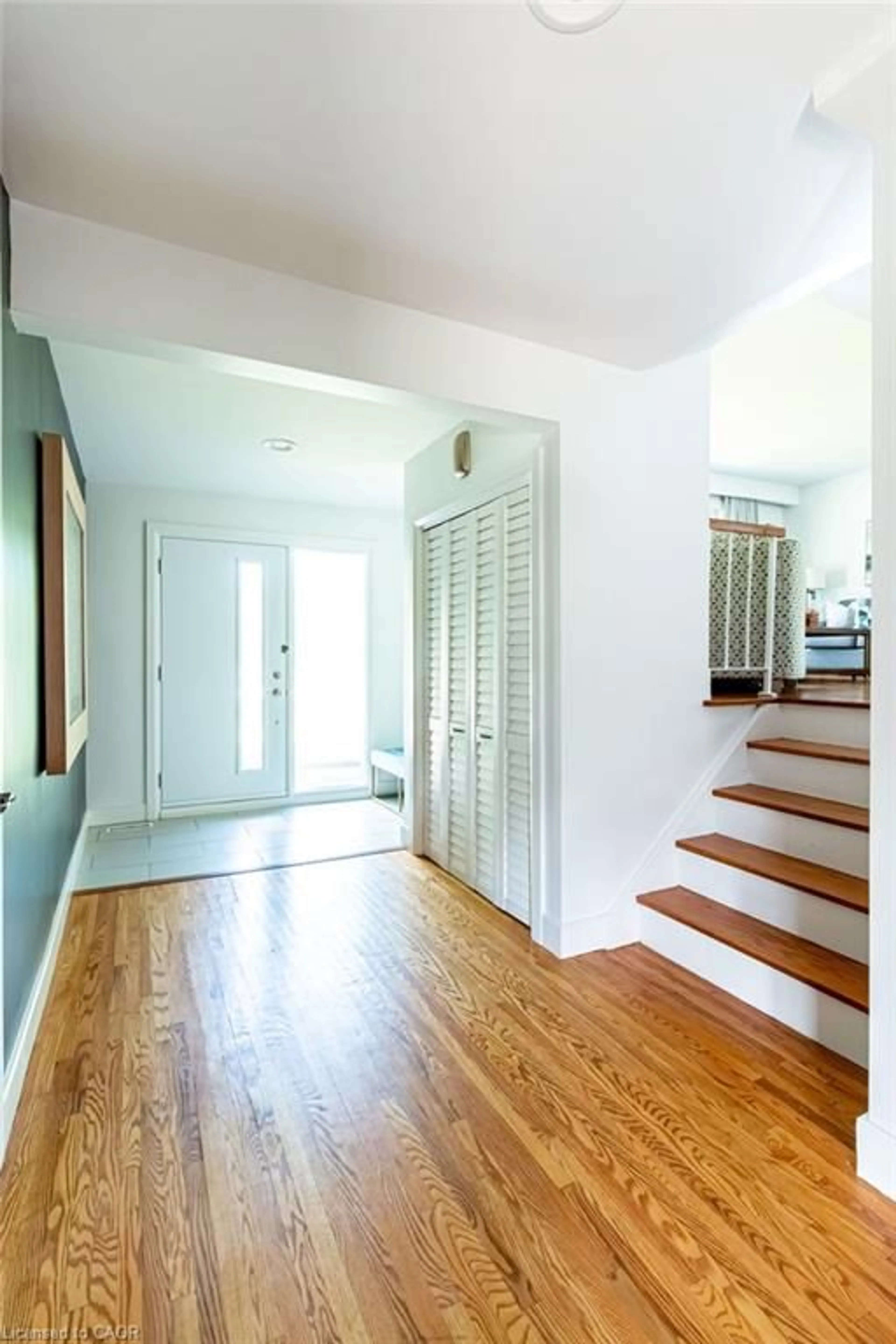Indoor entryway for 440 John Frederick Dr, Hamilton Ontario L9G 2R2