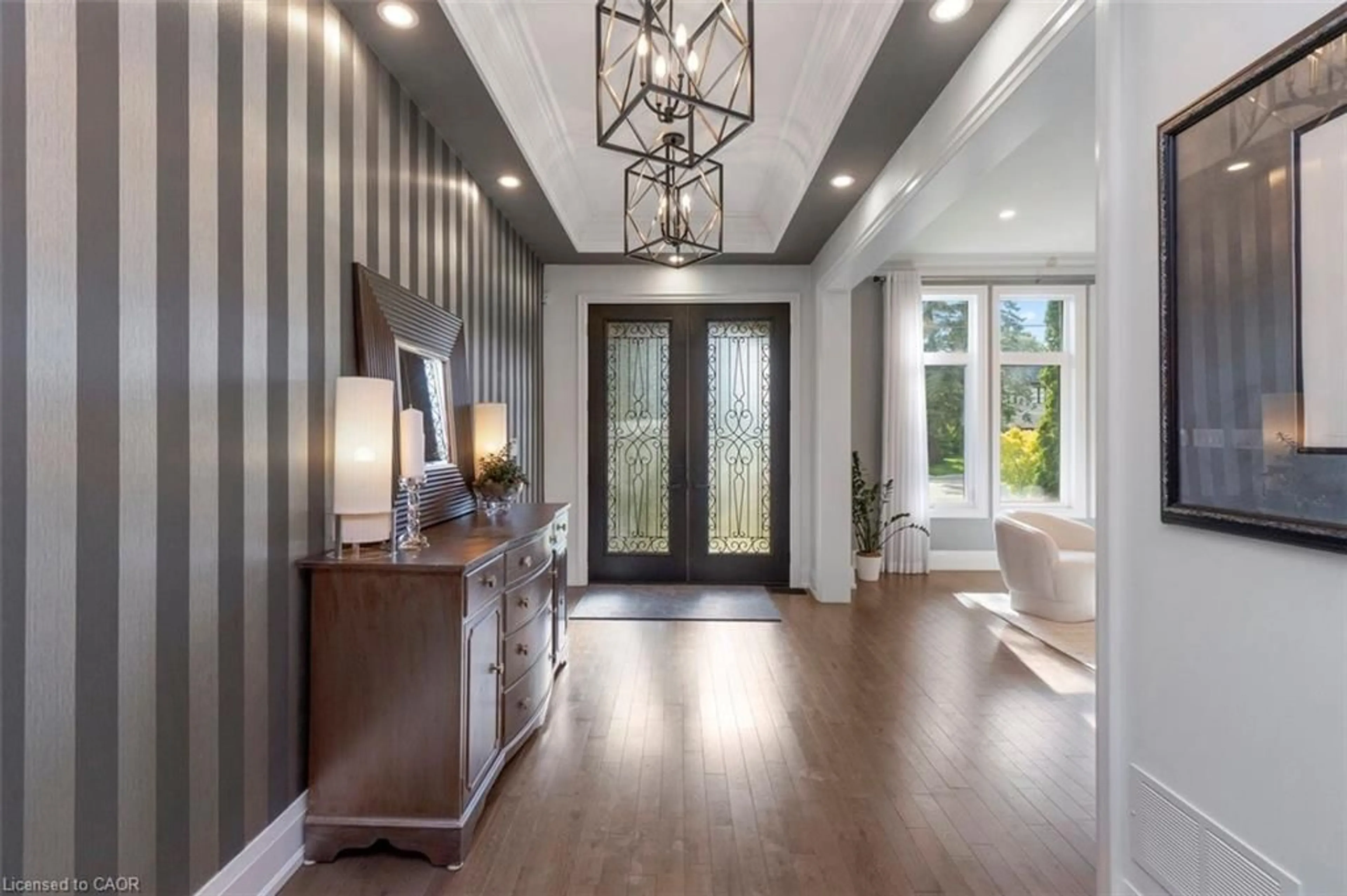 Indoor entryway for 1285 Mineola Garden, Mississauga Ontario L5G 3Y5