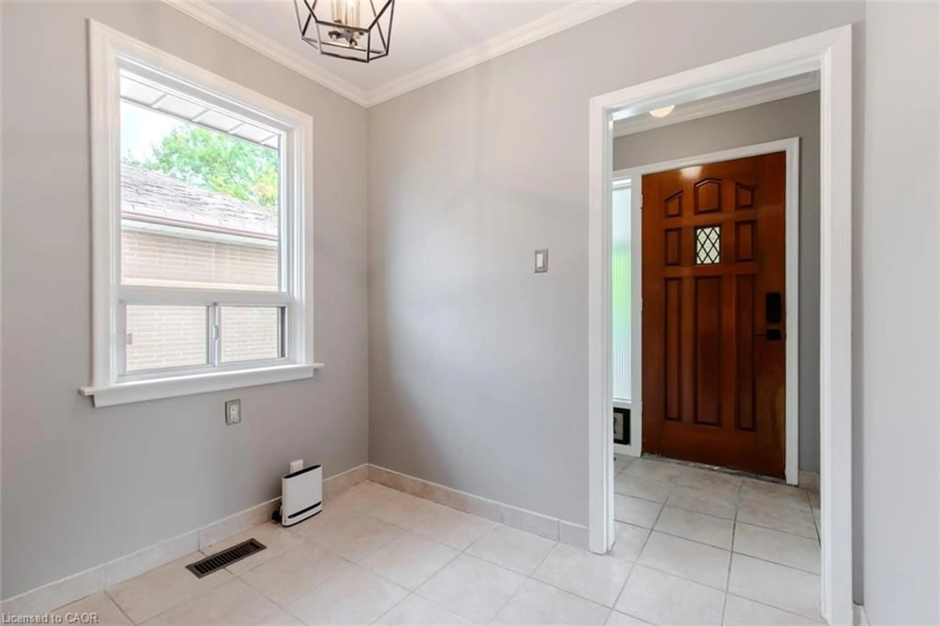 Indoor entryway for 60 Greenock Ave, Scarborough Ontario M1G 2Z9