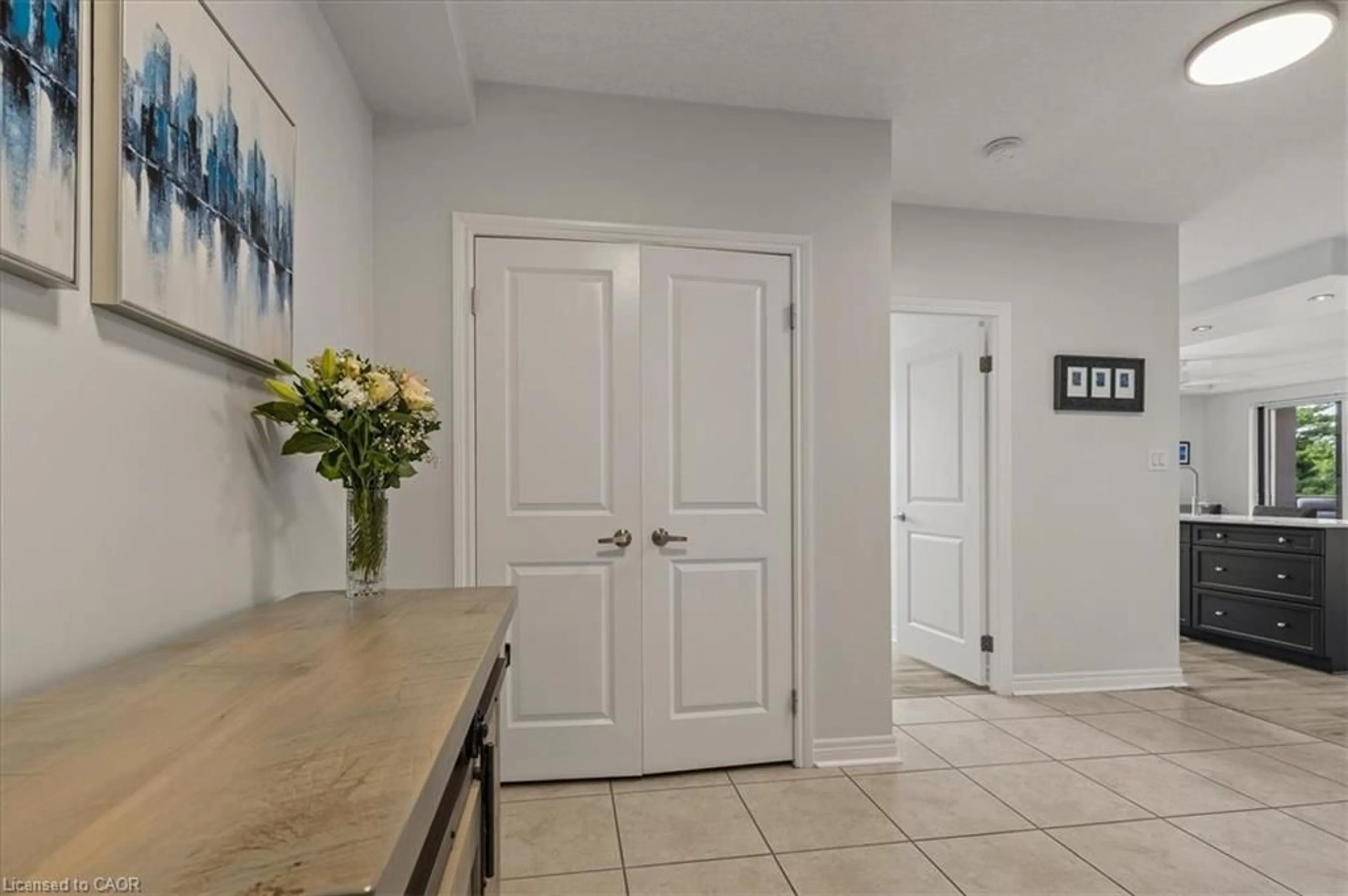 Indoor entryway for 539 Belmont Ave #502, Kitchener Ontario N2M 0A2