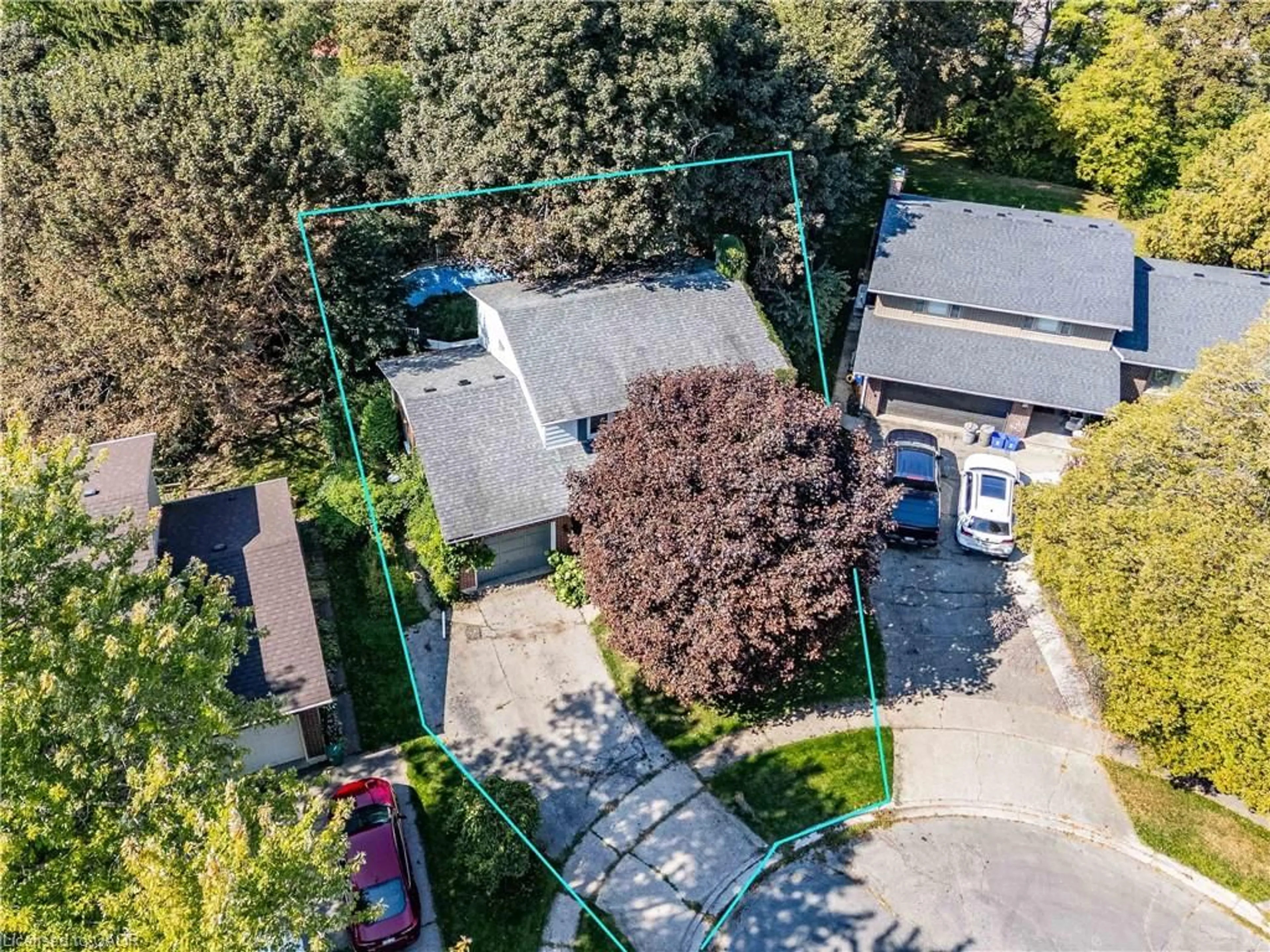 A pic from outside/outdoor area/front of a property/back of a property/a pic from drone, street for 20 Crestwood Dr, Cambridge Ontario N1S 3N9
