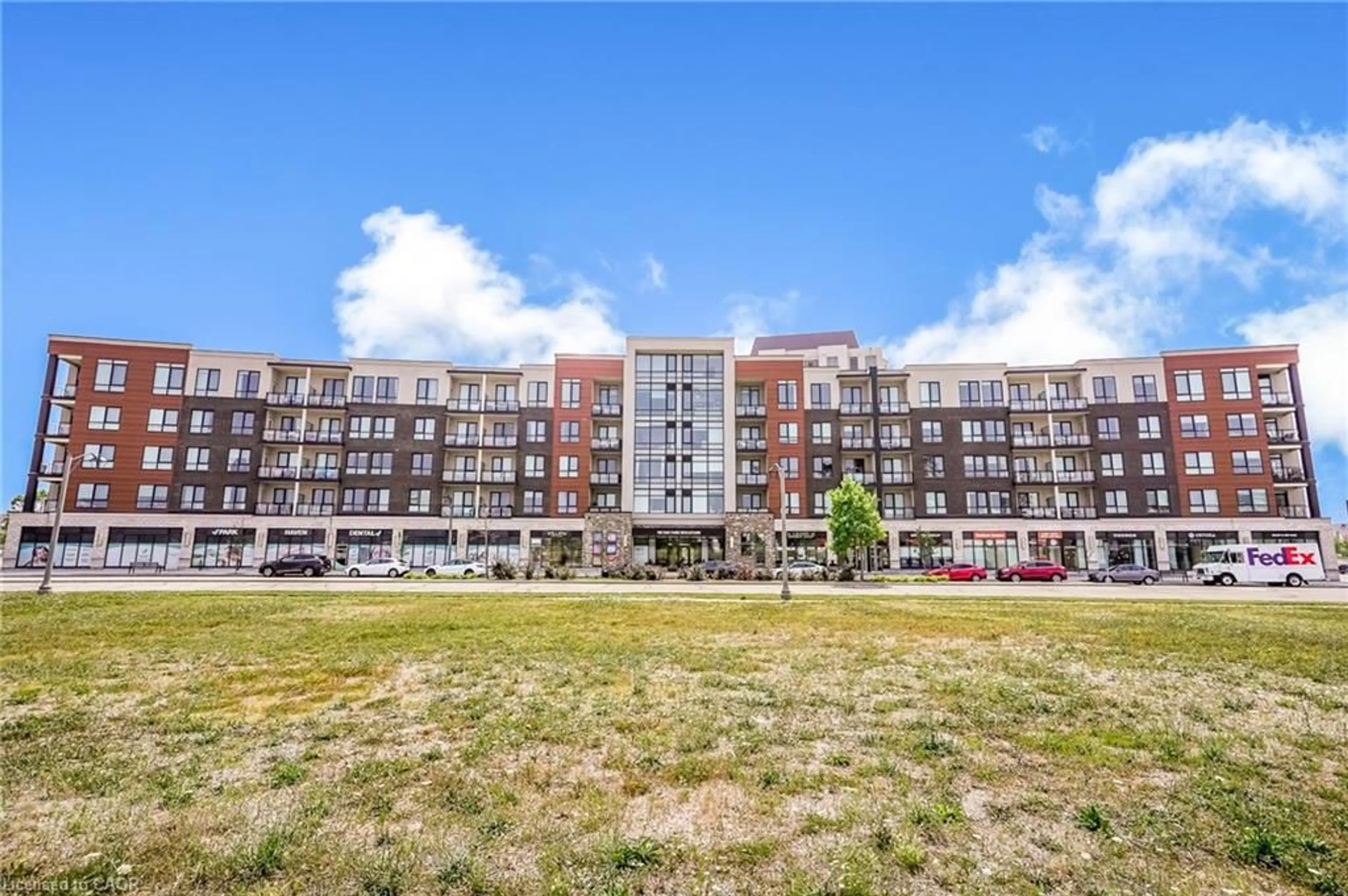 A pic from outside/outdoor area/front of a property/back of a property/a pic from drone, building for 150 Oak Park Pk #513, Oakville Ontario L6H 0K2