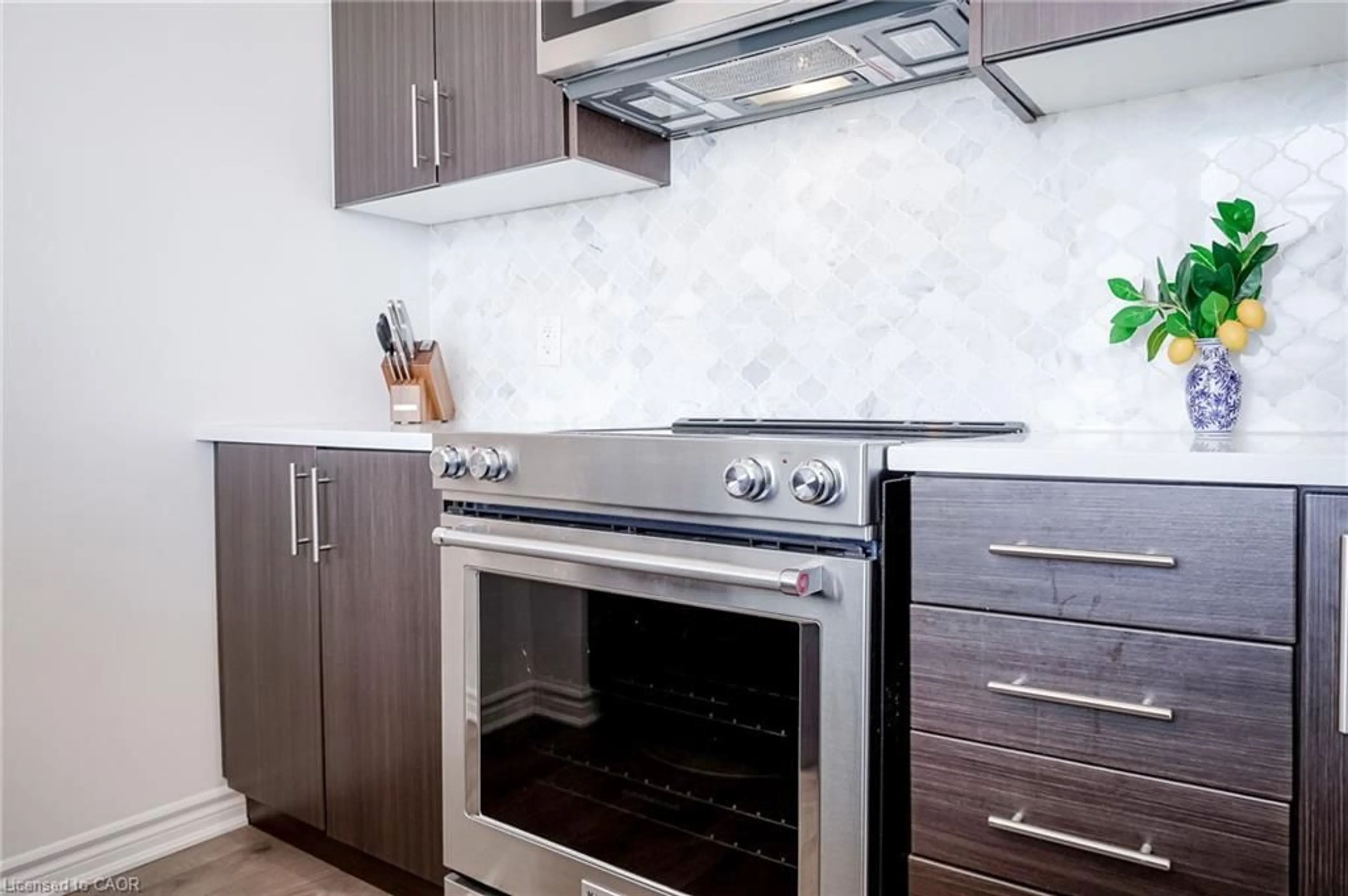Contemporary kitchen, ceramic/tile floor for 150 Oak Park Pk #513, Oakville Ontario L6H 0K2