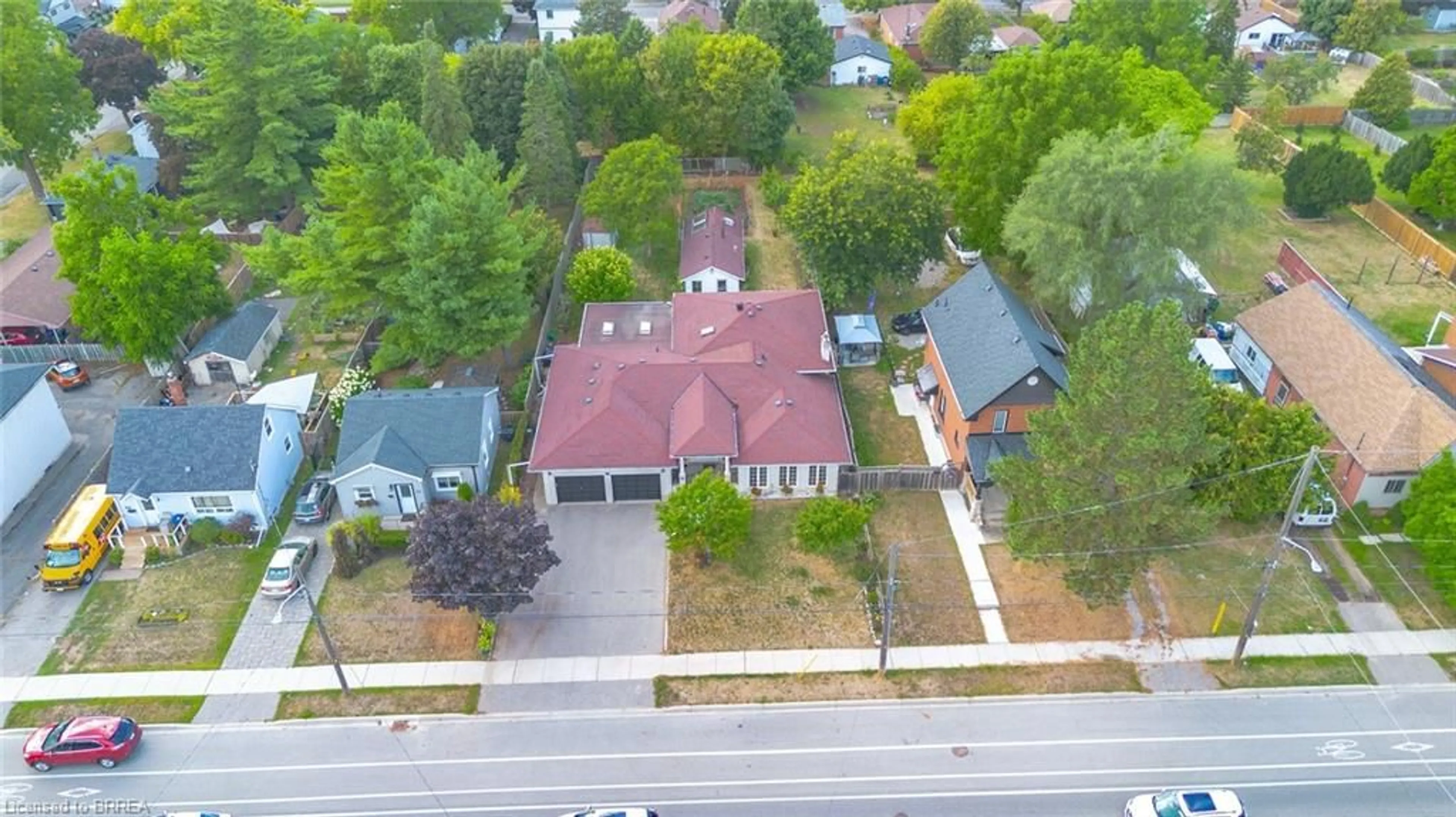A pic from outside/outdoor area/front of a property/back of a property/a pic from drone, street for 90 North Park St, Brantford Ontario N3R 4K1