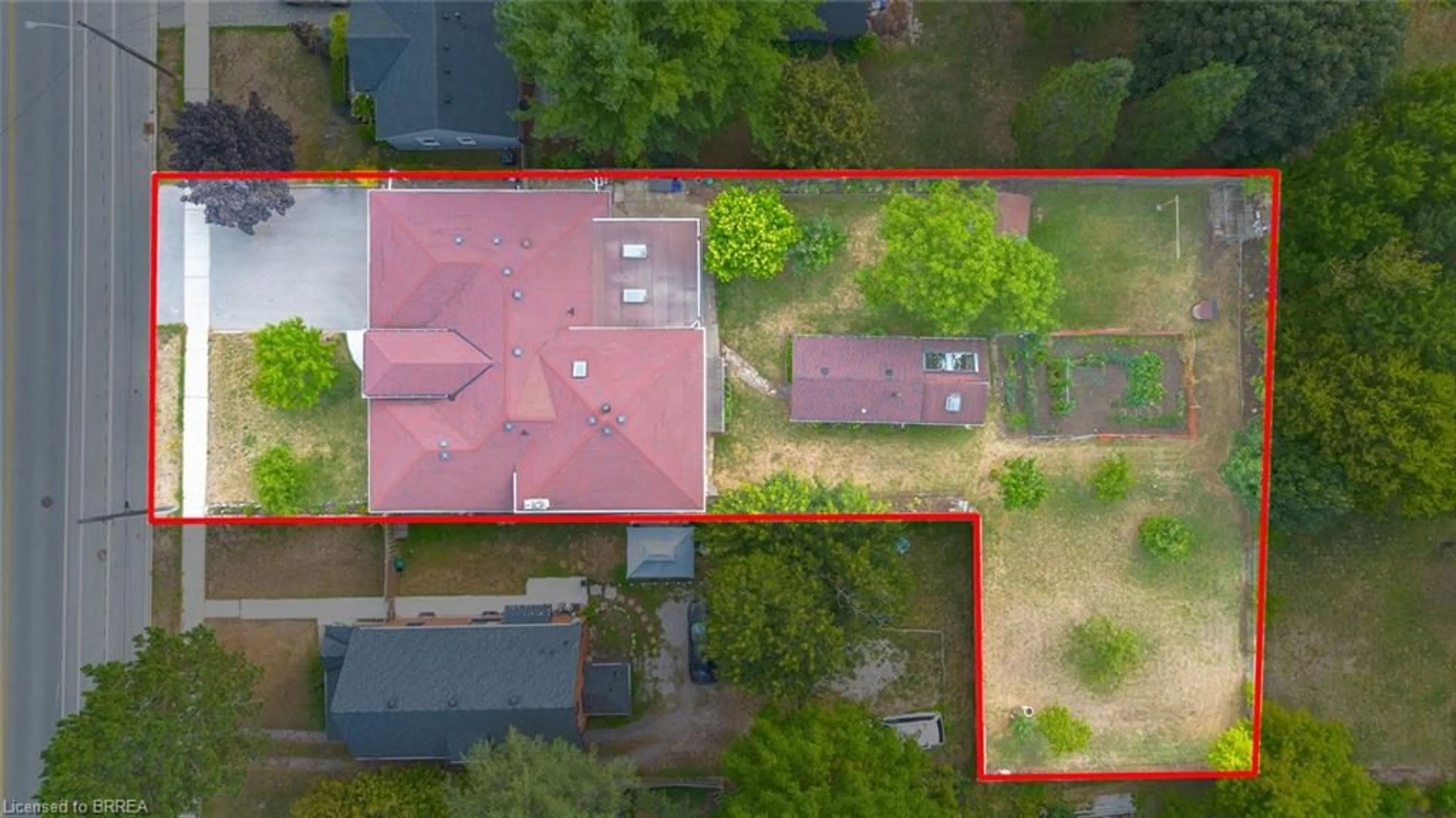 A pic from outside/outdoor area/front of a property/back of a property/a pic from drone, street for 90 North Park St, Brantford Ontario N3R 4K1