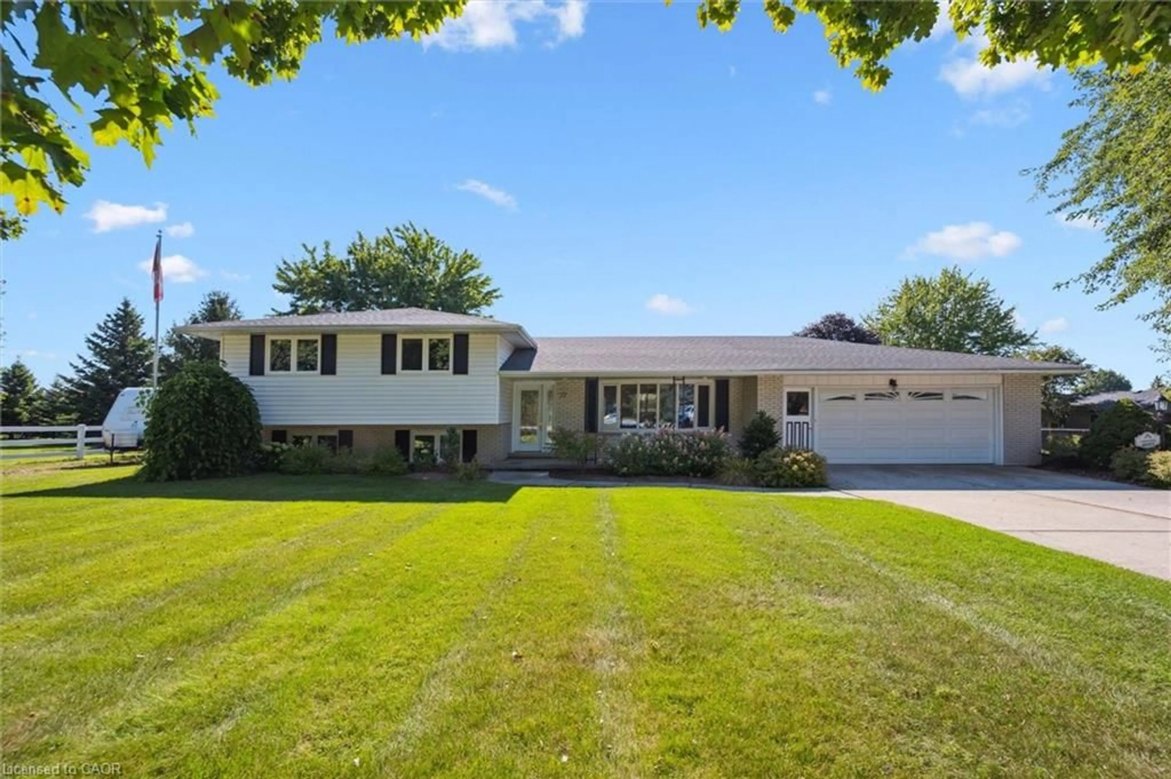 Home with vinyl exterior material, street for 27 Peel St E, Alma Ontario N0B 1A0