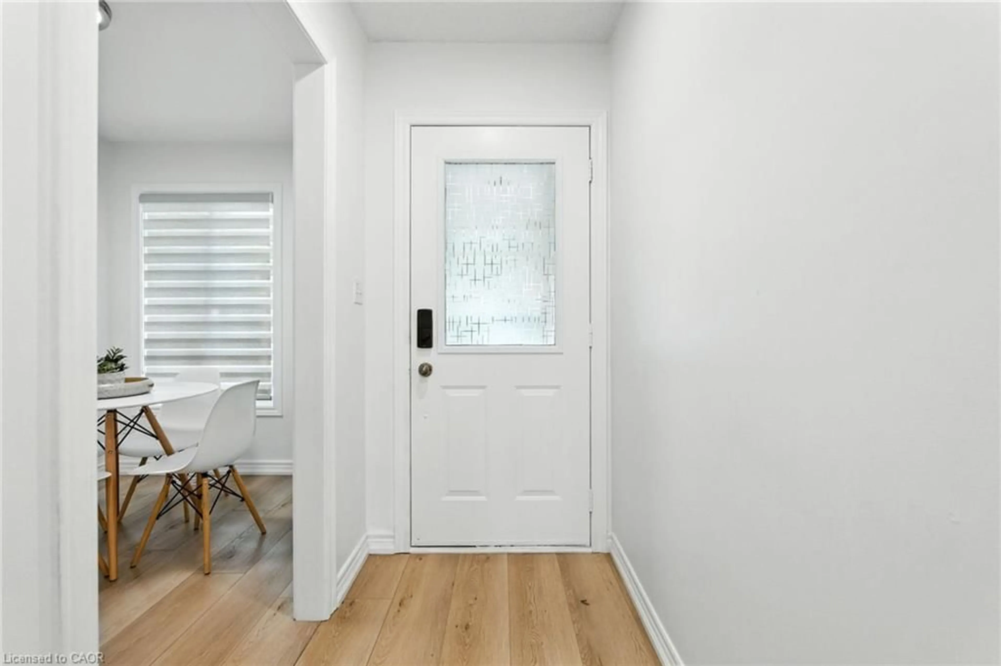 Indoor entryway for 2252 Walkers Line #4, Burlington Ontario L7M 3Y8