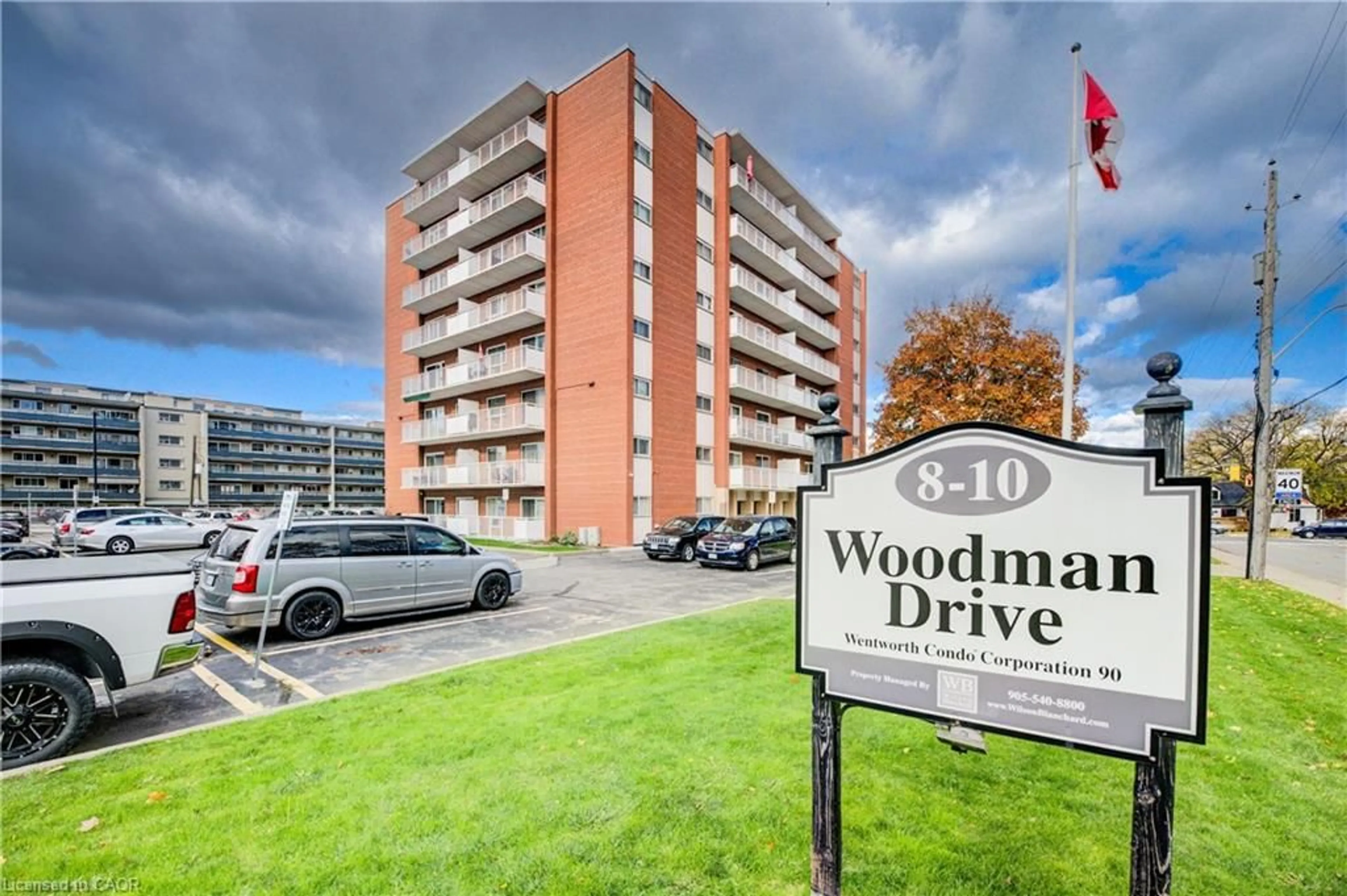 Indoor foyer for 8 Woodman Dr #503, Hamilton Ontario L8K 4C9