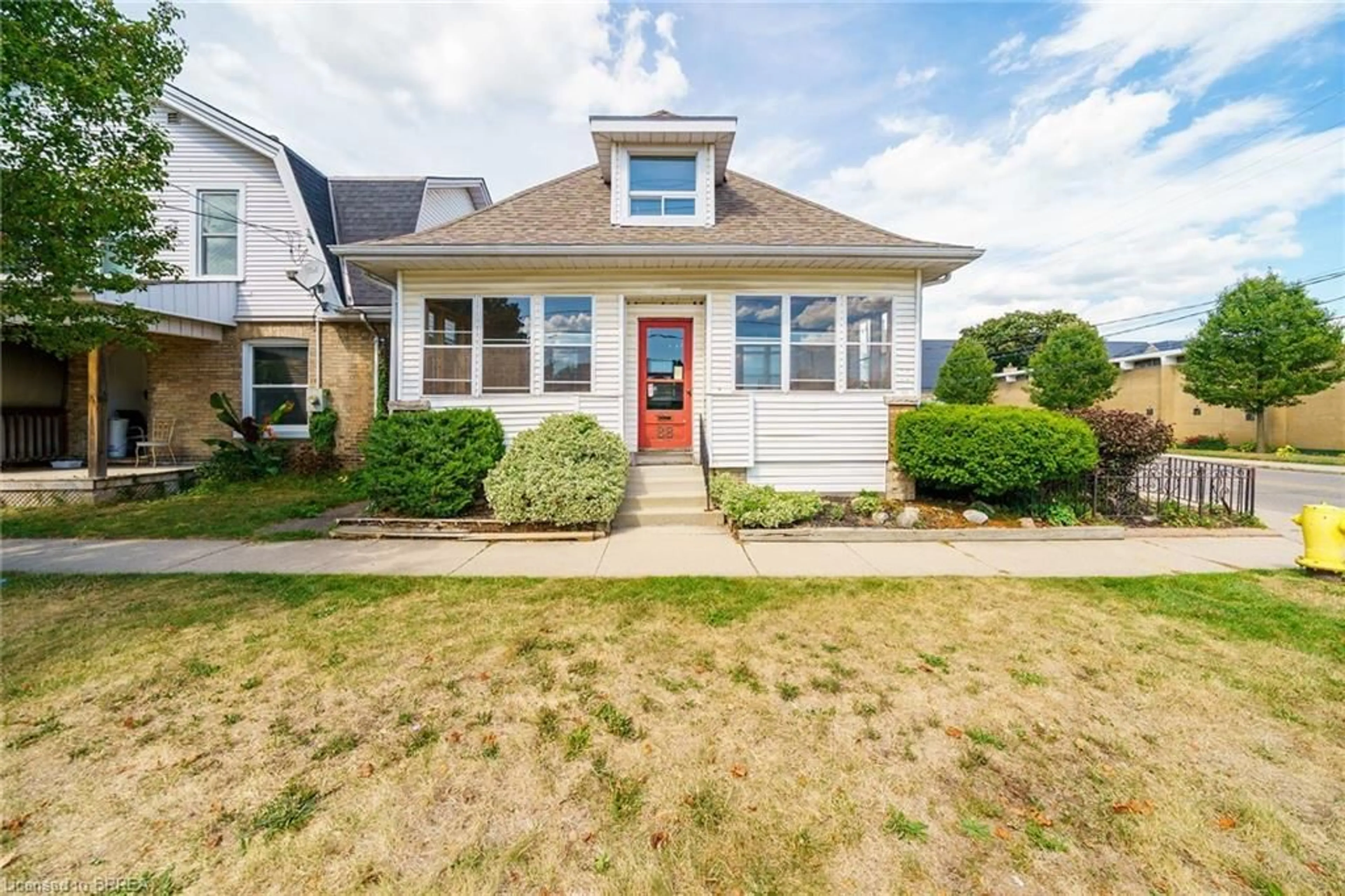 Home with vinyl exterior material, street for 88 East Ave, Brantford Ontario N3S 3L7