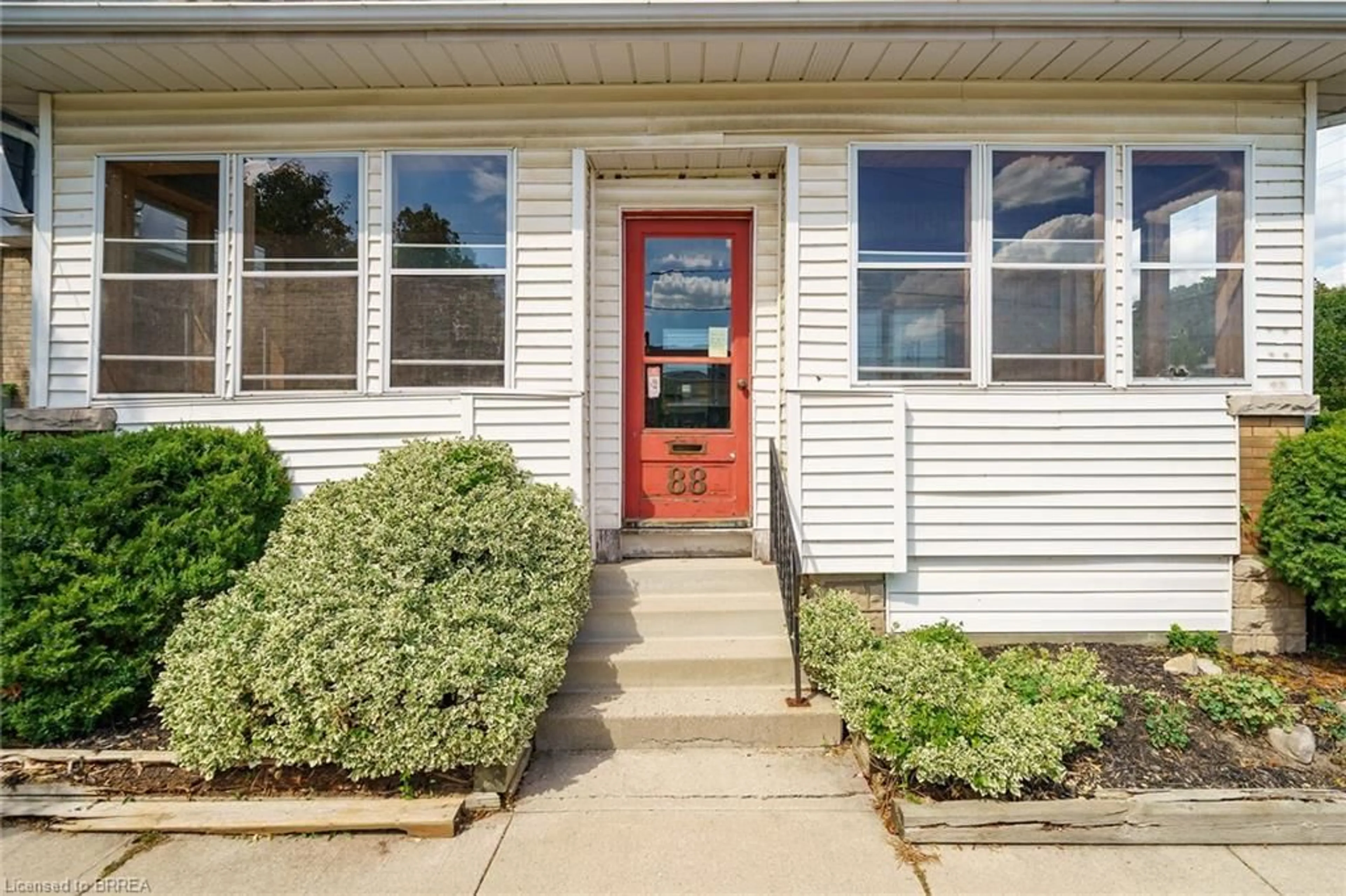 Indoor entryway for 88 East Ave, Brantford Ontario N3S 3L7