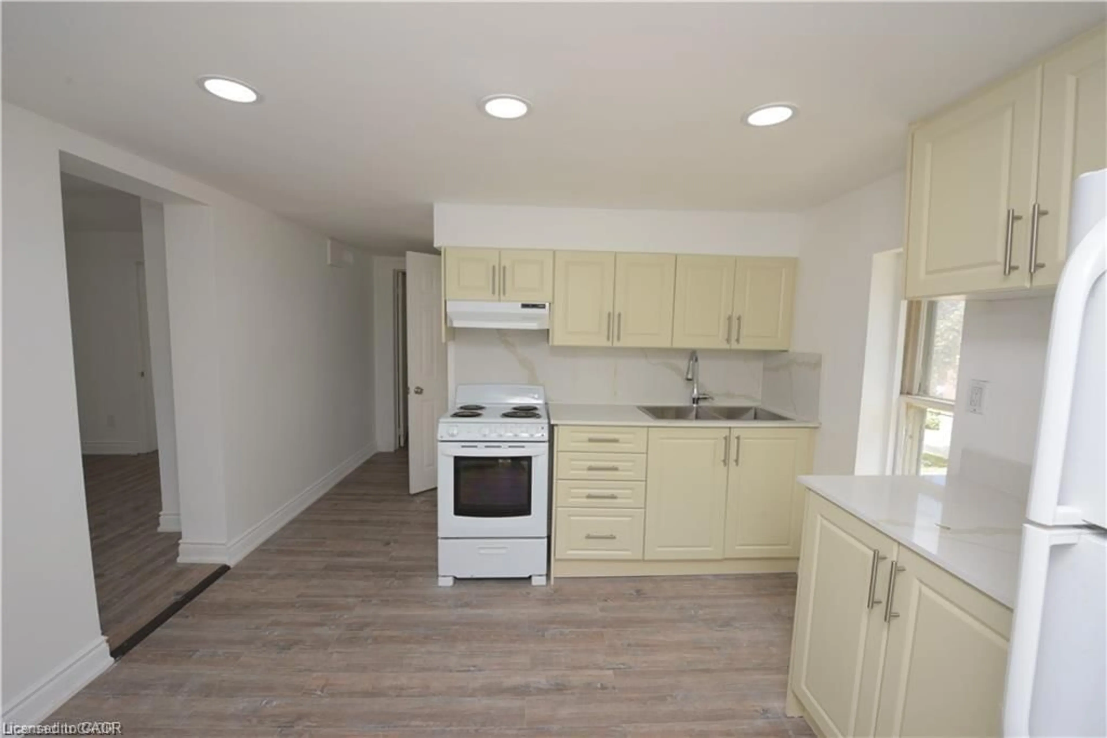 Standard kitchen, wood/laminate floor for 69-71 Cedar St, Cambridge Ontario N1S 1V5