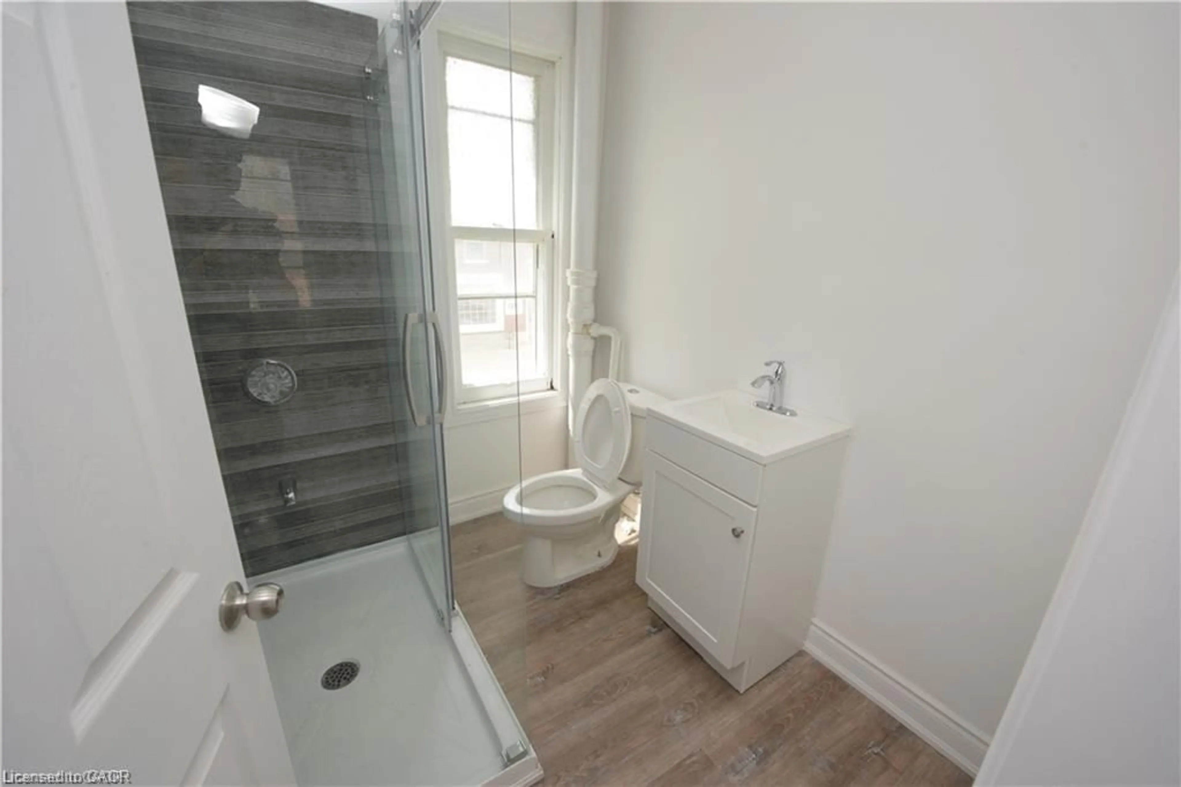 Standard bathroom, unknown for 69-71 Cedar St, Cambridge Ontario N1S 1V5