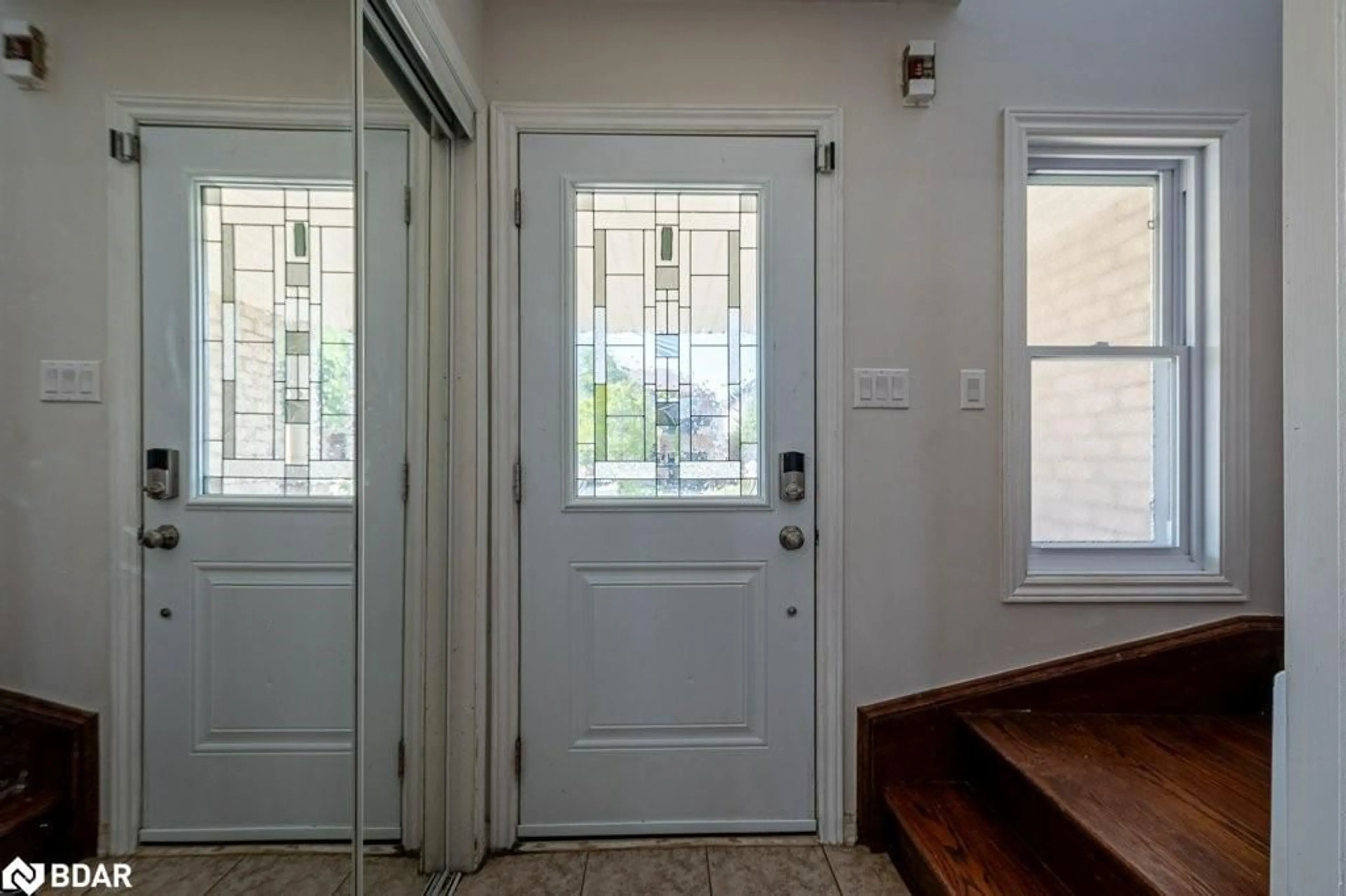 Indoor entryway for 19 Callander Cres, Alliston Ontario L9R 0B4