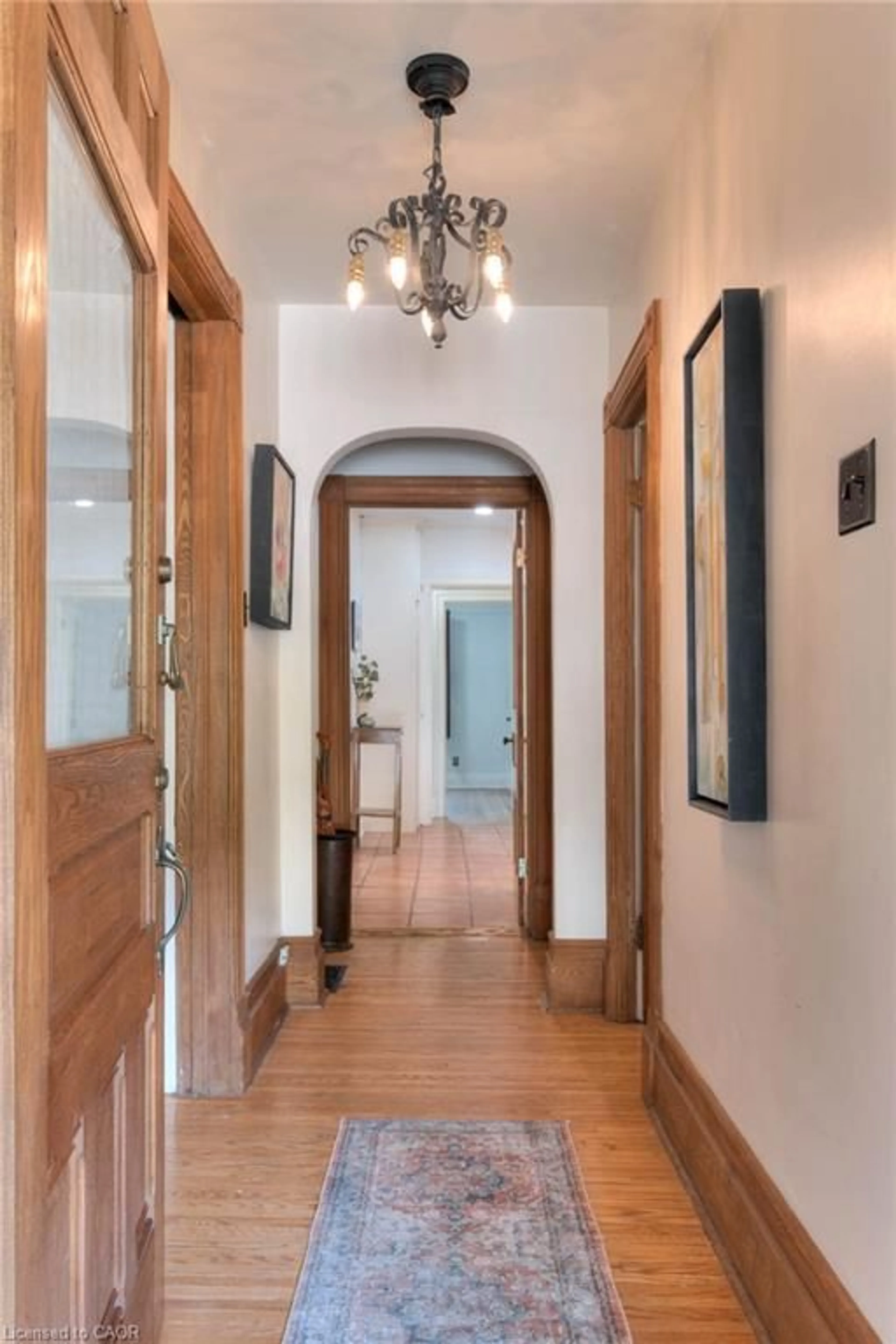 Indoor foyer for 44 Ellen St, Kitchener Ontario N2H 1L4