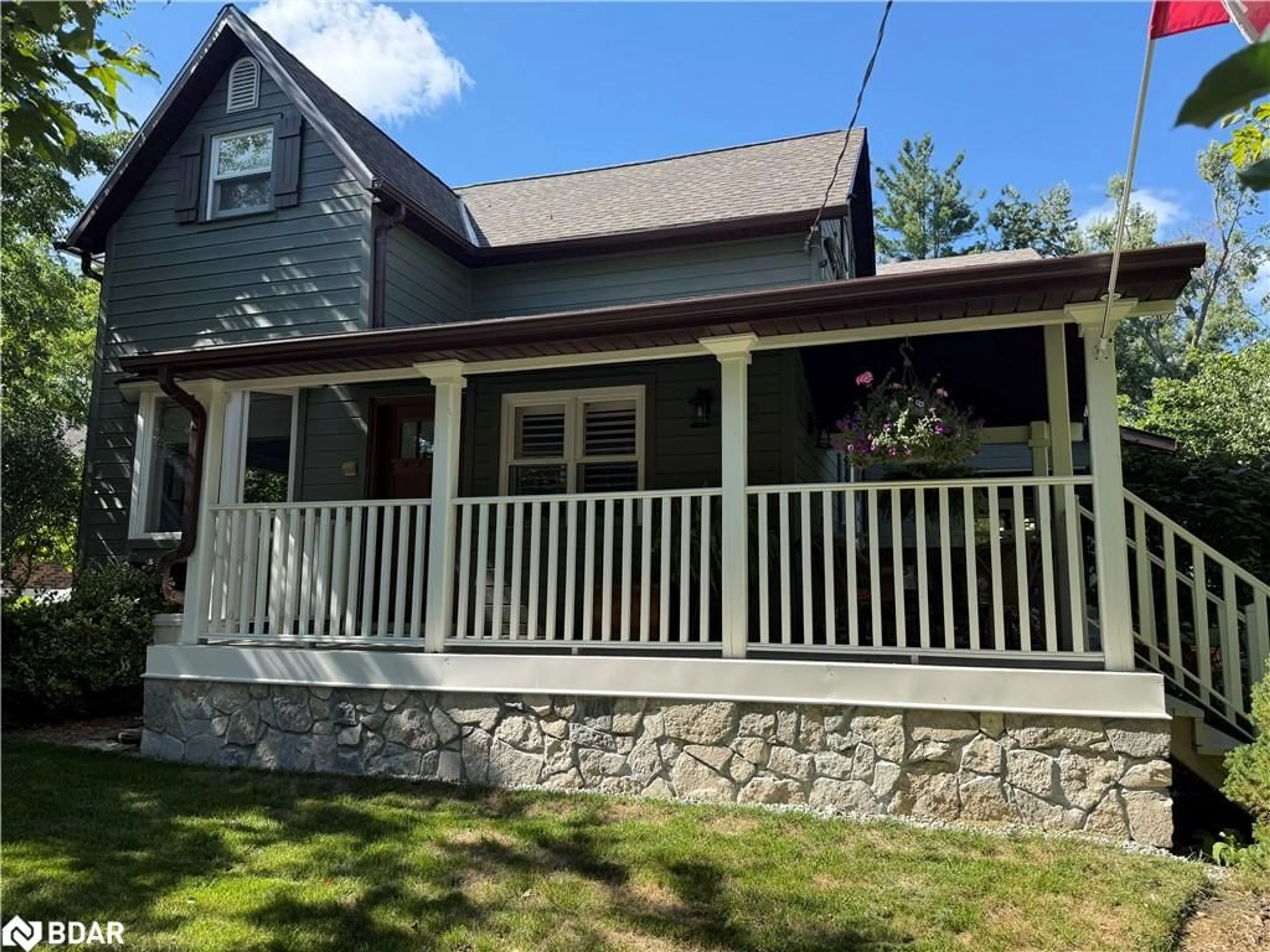 Home with vinyl exterior material, building for 42 Dalton St, Barrie Ontario L4N 1M3