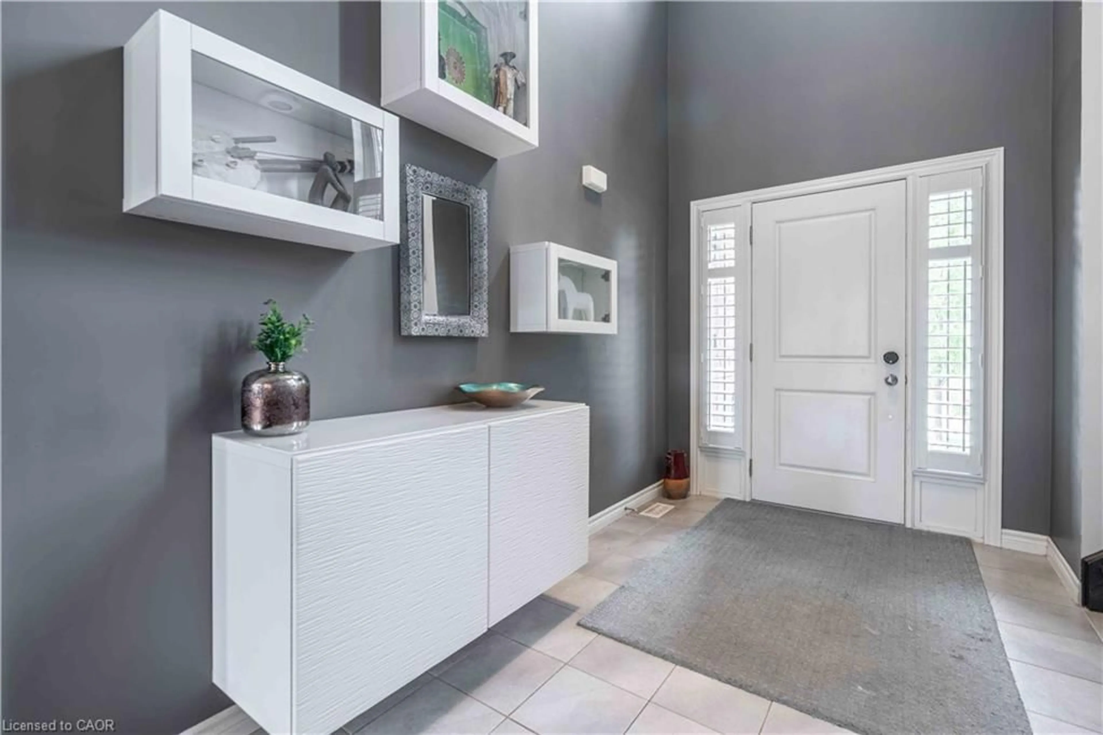 Indoor entryway for 27 Purnell Dr, Hamilton Ontario L9C 0C6