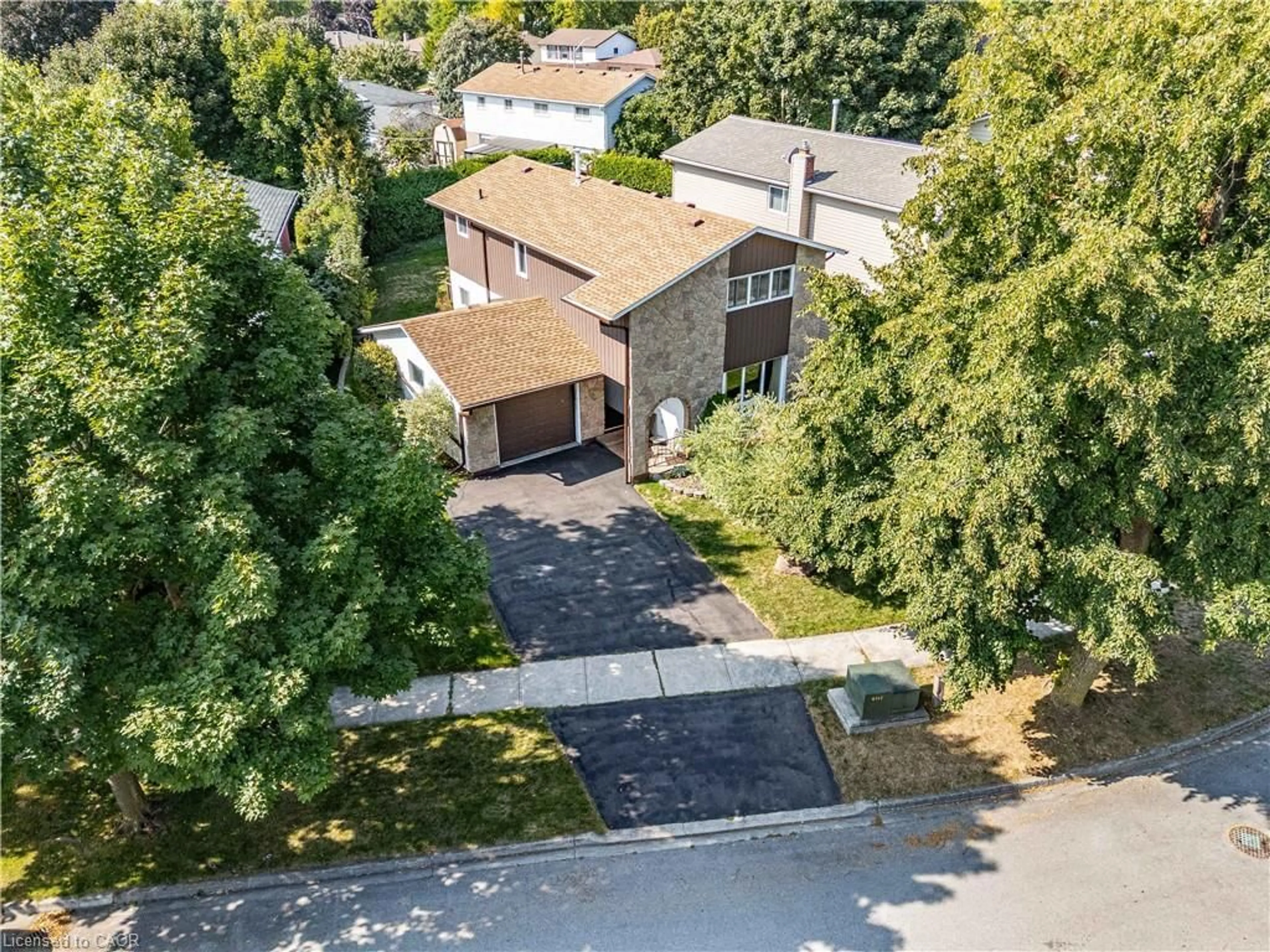 A pic from outside/outdoor area/front of a property/back of a property/a pic from drone, street for 3149 Michael Cres, Burlington Ontario L7M 1V3