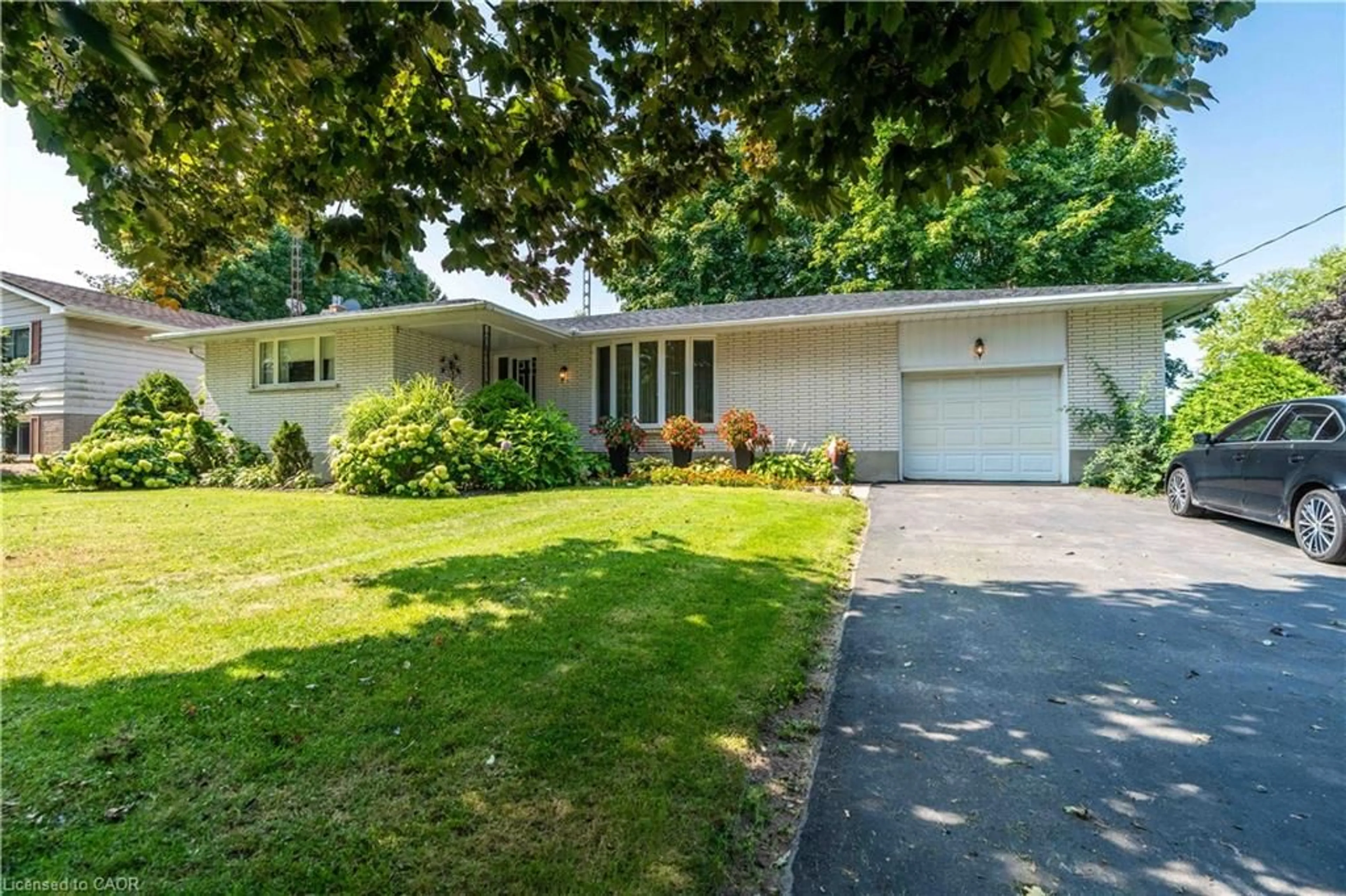 Home with vinyl exterior material, street for 1095 Cockshutt Rd, Renton Ontario N3Y 4K4