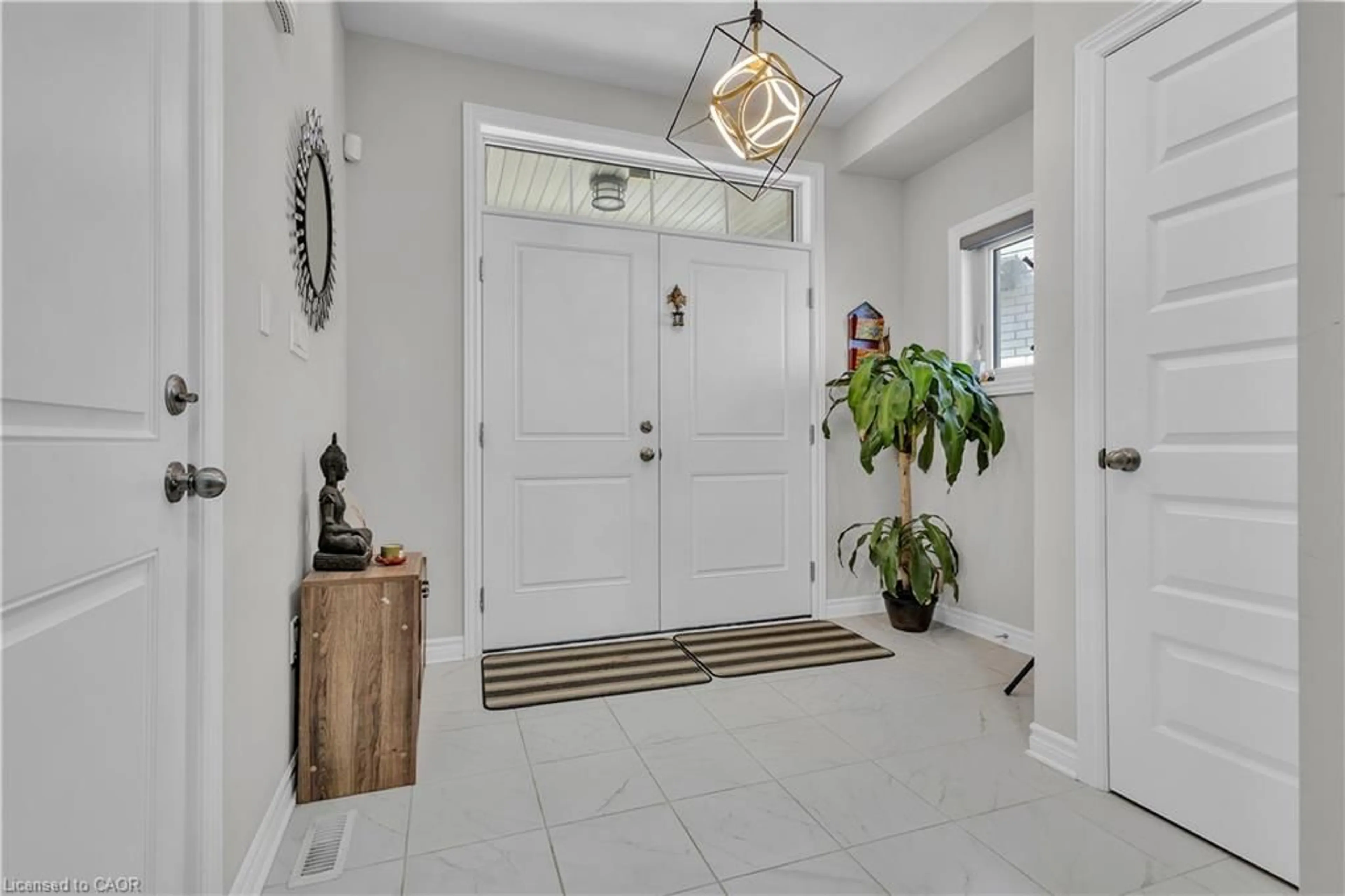 Indoor entryway for 24 Sutherland Cres, Ingersoll Ontario N5C 0E3