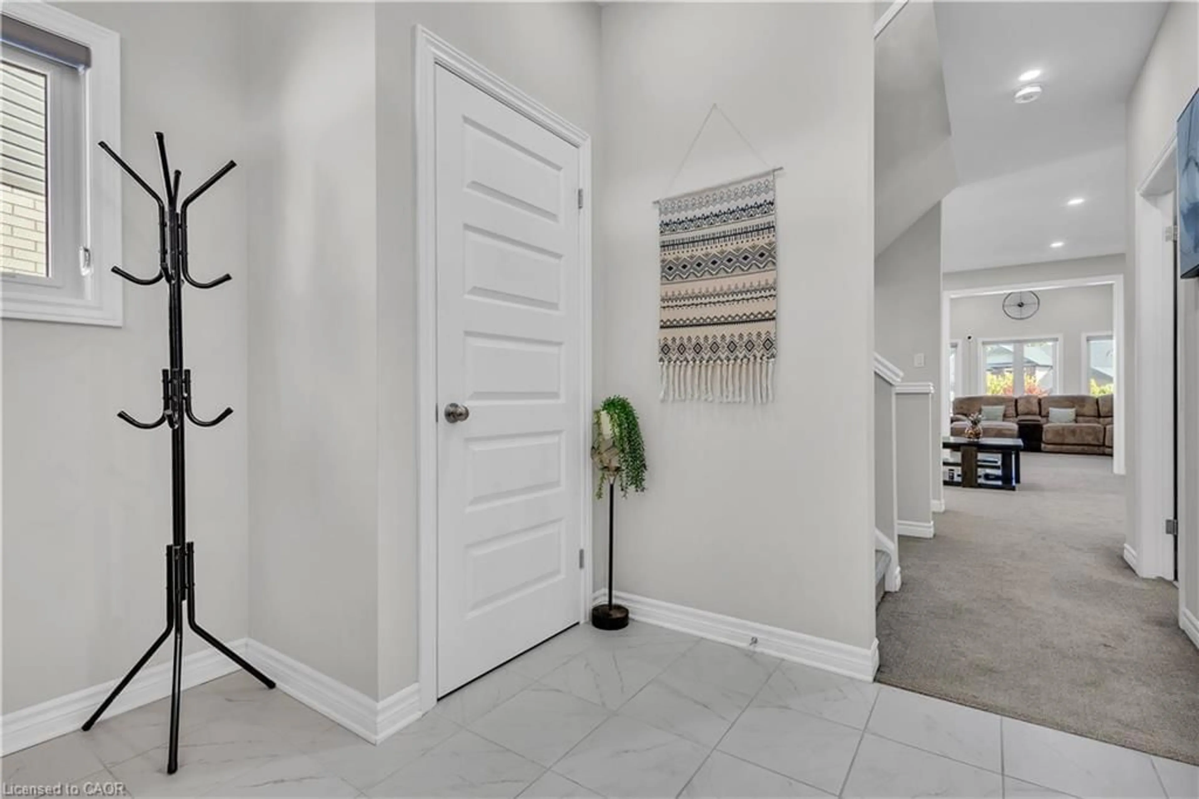 Indoor entryway for 24 Sutherland Cres, Ingersoll Ontario N5C 0E3