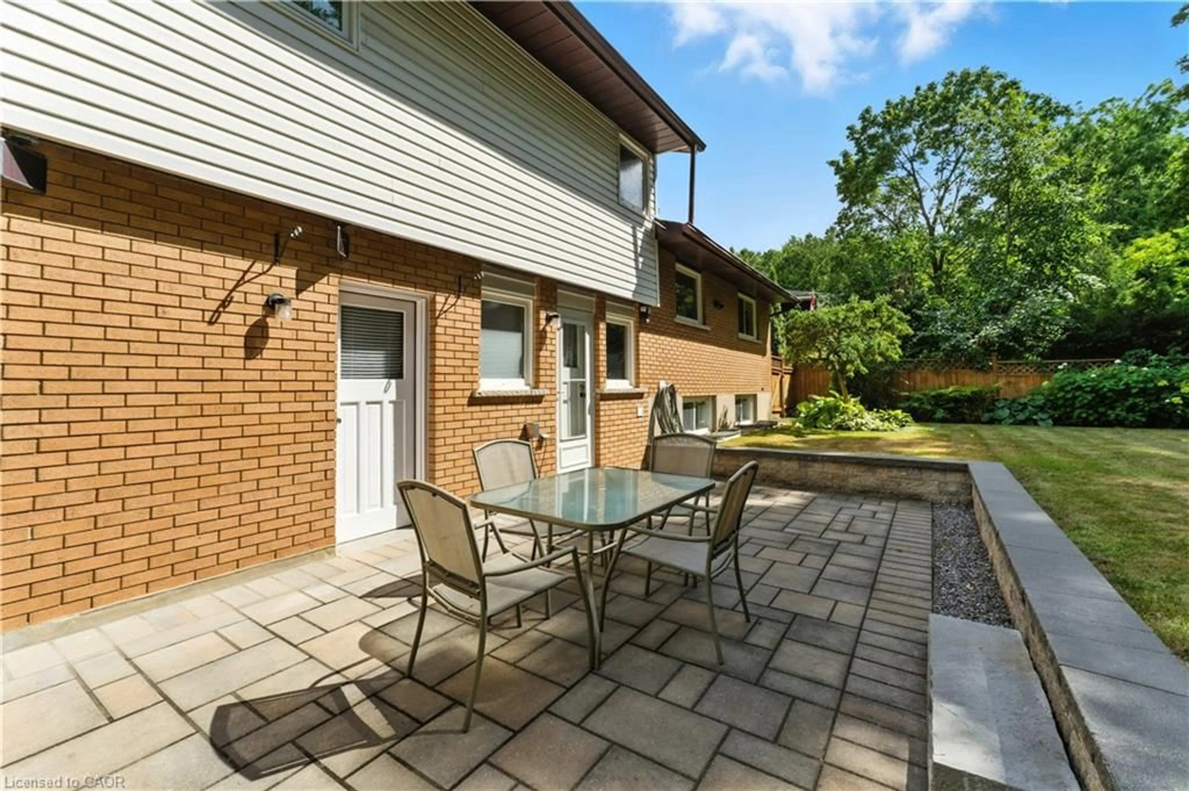 Patio, street for 33 Shadywood Cres, Kitchener Ontario N2M 4J1
