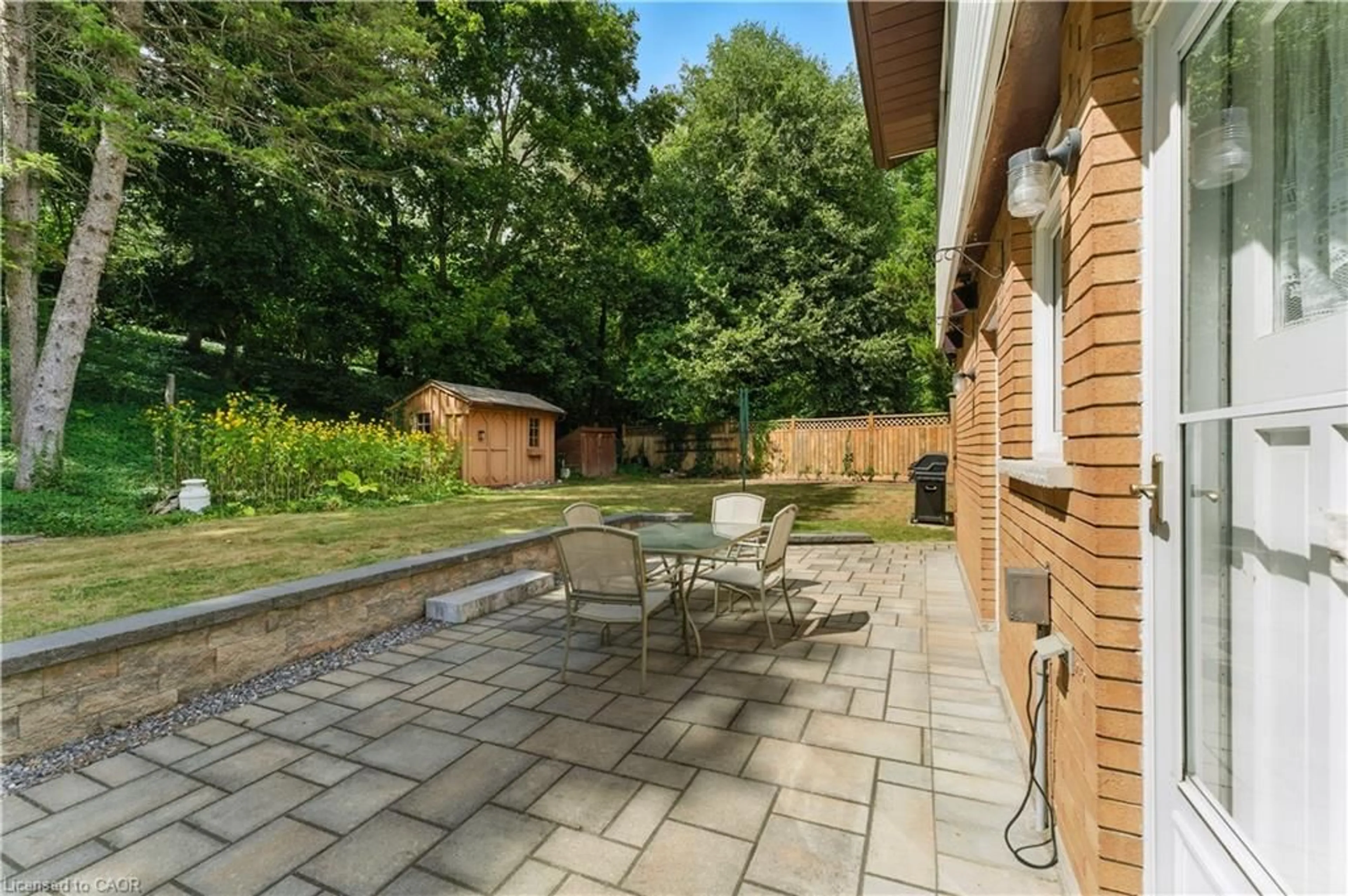 Patio, street for 33 Shadywood Cres, Kitchener Ontario N2M 4J1