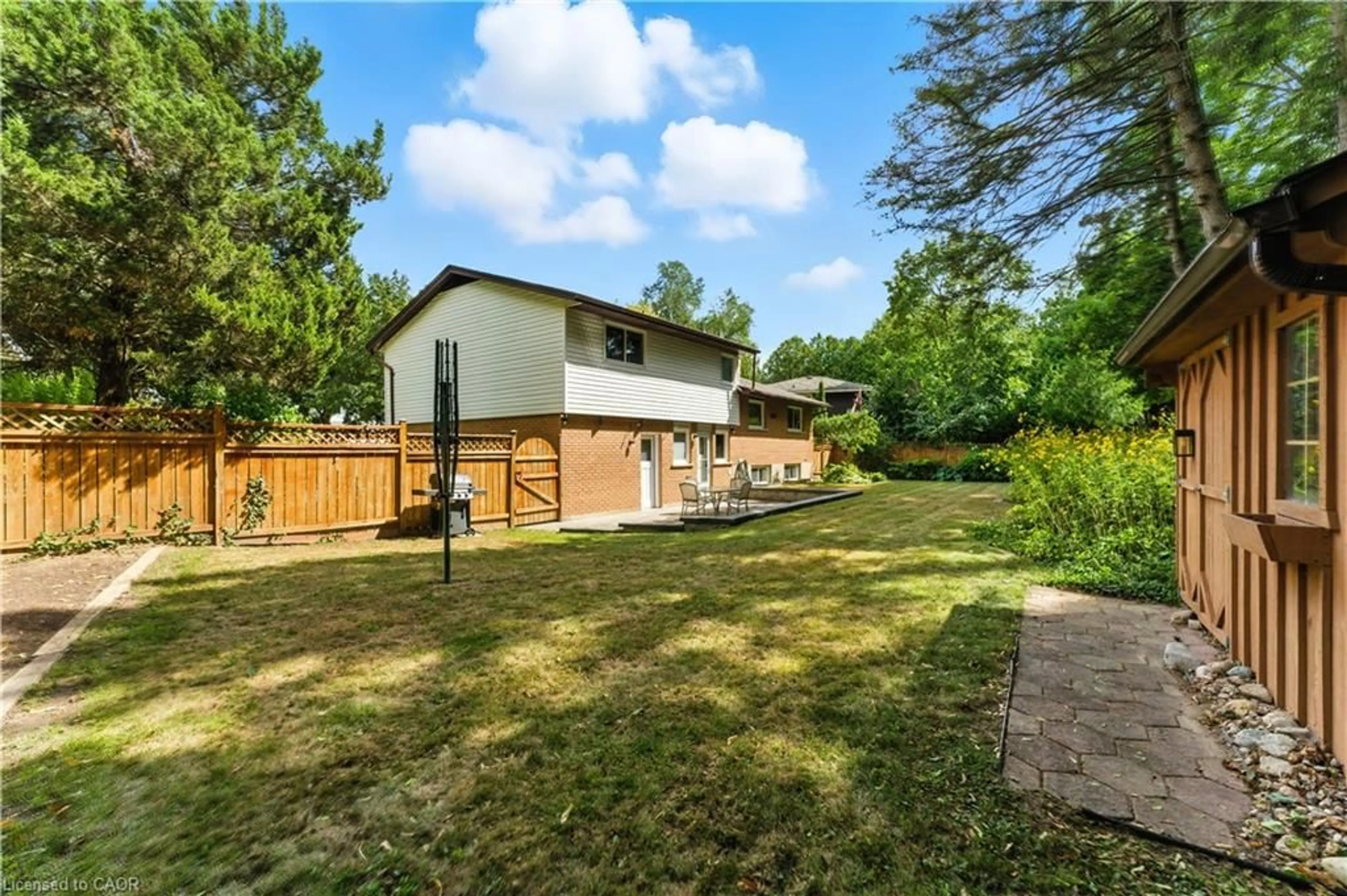A pic from outside/outdoor area/front of a property/back of a property/a pic from drone, unknown for 33 Shadywood Cres, Kitchener Ontario N2M 4J1