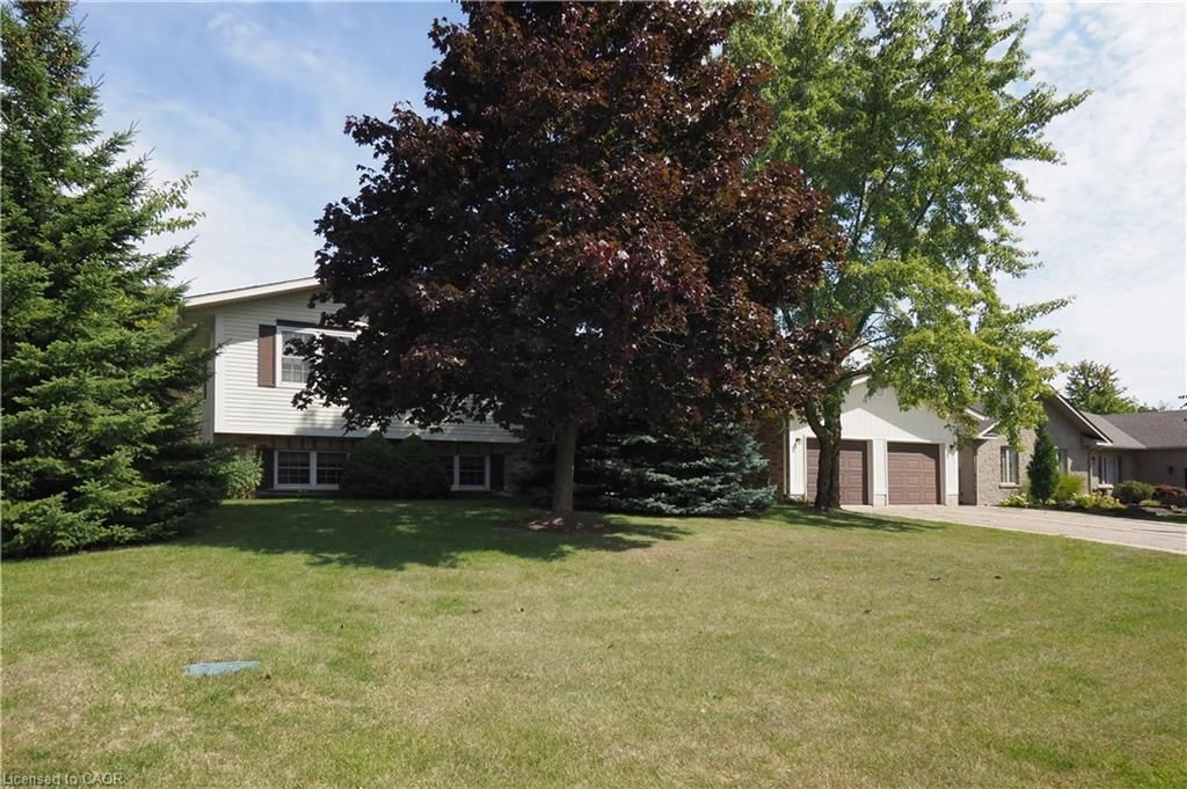 A pic from outside/outdoor area/front of a property/back of a property/a pic from drone, street for 1088 Isabella St, Linwood Ontario N0B 2A0