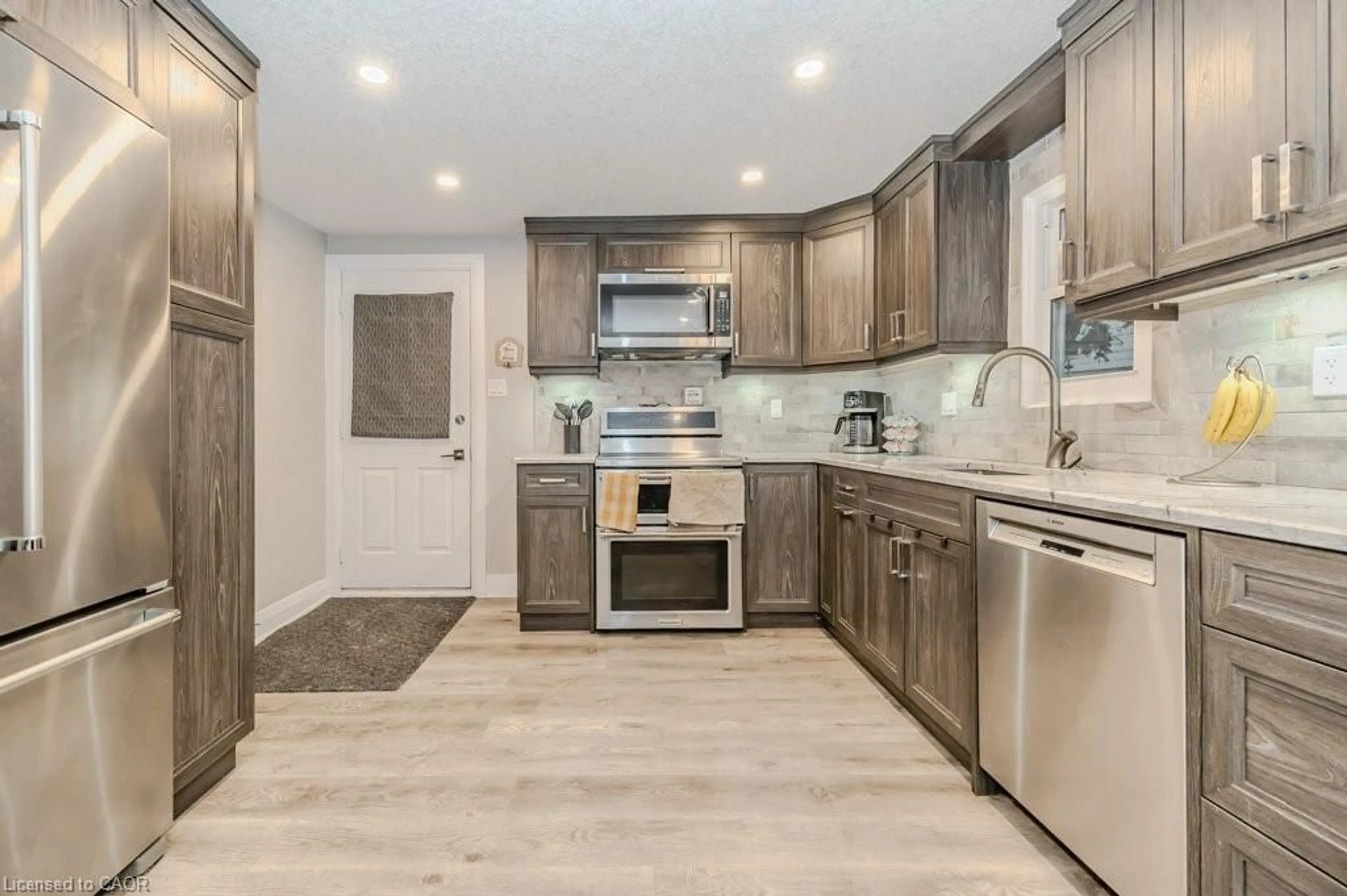 Open concept kitchen, unknown for 478 Pinetree Cres, Cambridge Ontario N3H 4X5