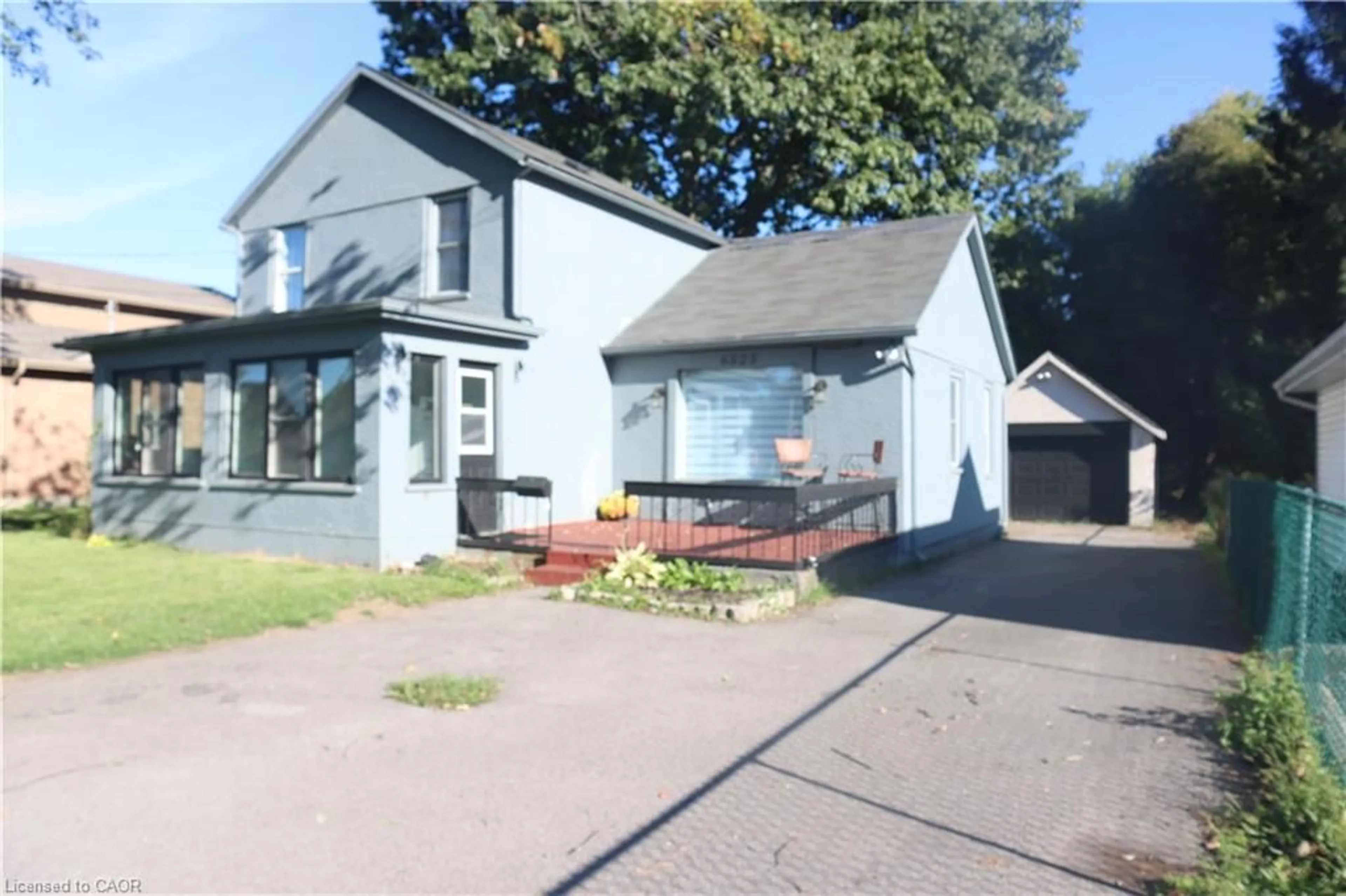 A pic from outside/outdoor area/front of a property/back of a property/a pic from drone, street for 6525 Oneil St, Niagara Falls Ontario L2J 1M7