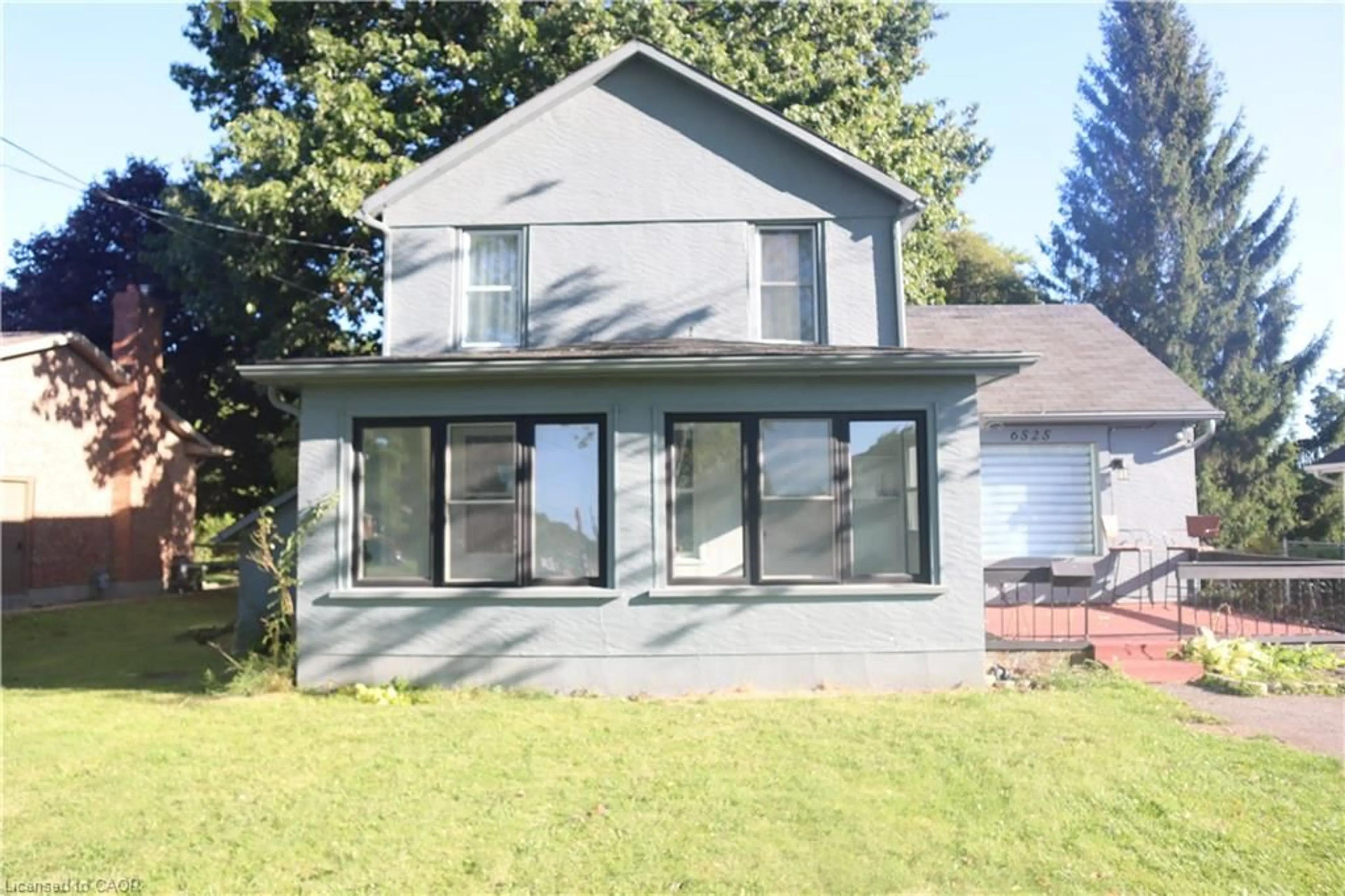 Home with vinyl exterior material, street for 6525 Oneil St, Niagara Falls Ontario L2J 1M7